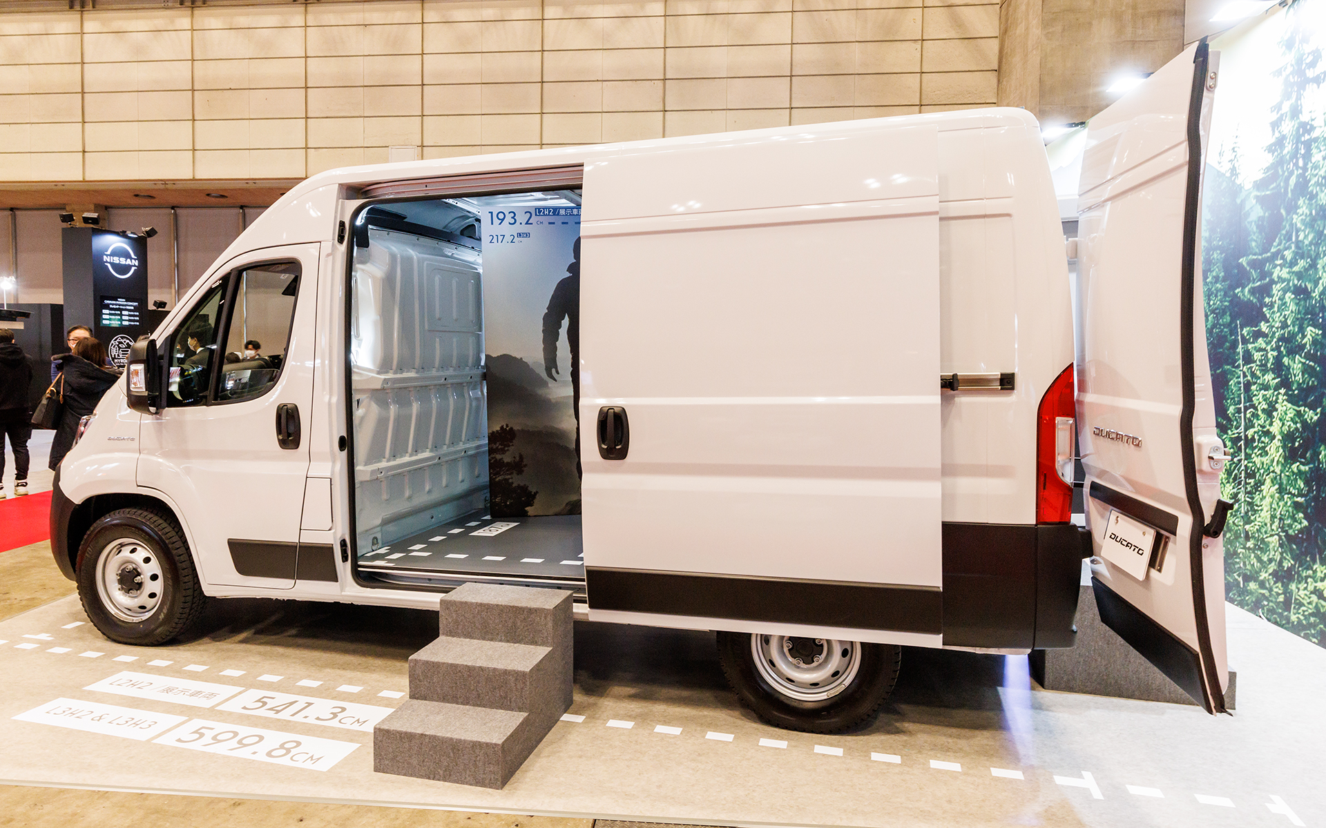 ベースモデルとなる「L2H2」。ボディサイズは5413×2050×2524mm（全長×全幅×全高）、ホイールベースは3450mm