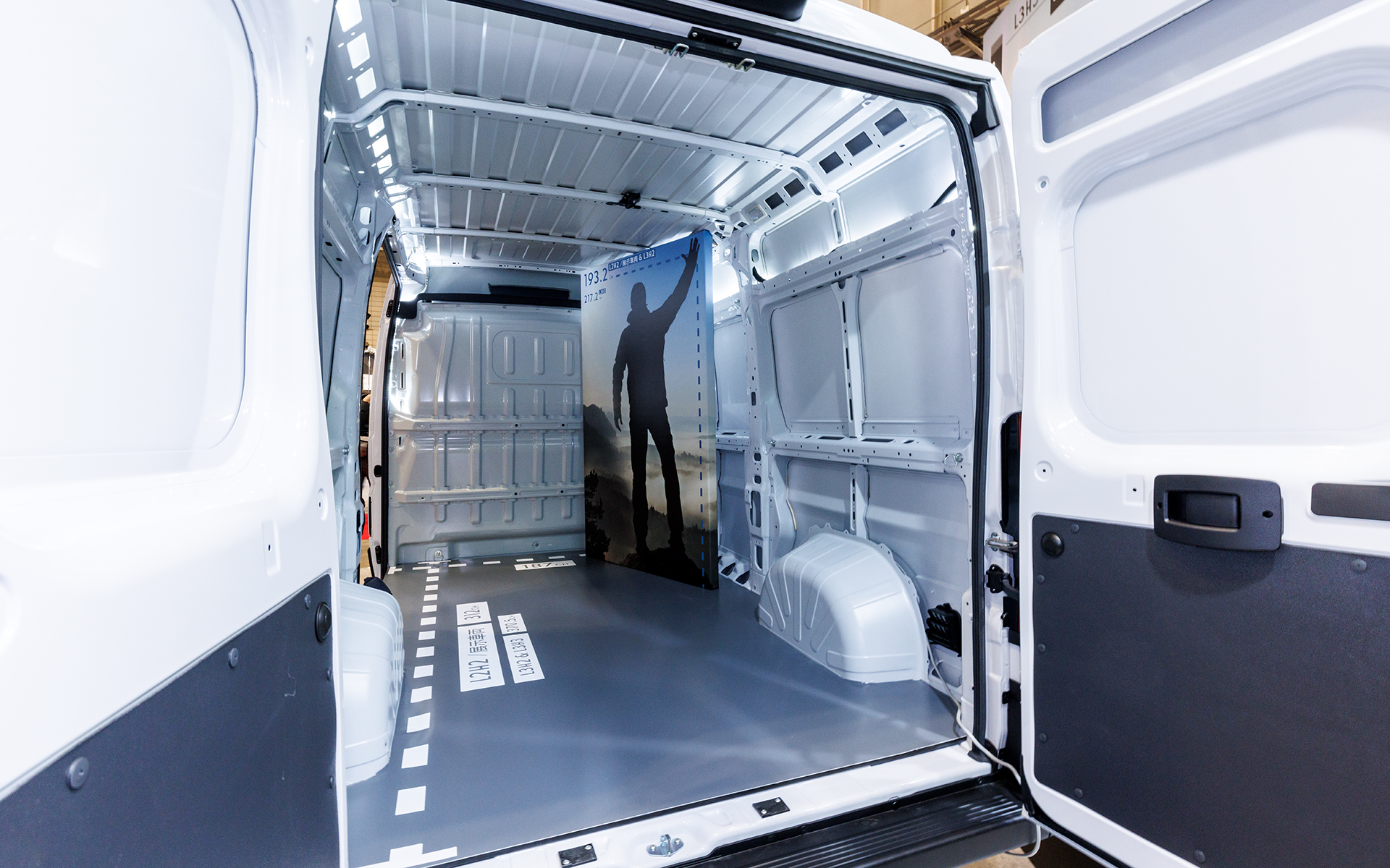 スクエアで広い荷室スペースを確保