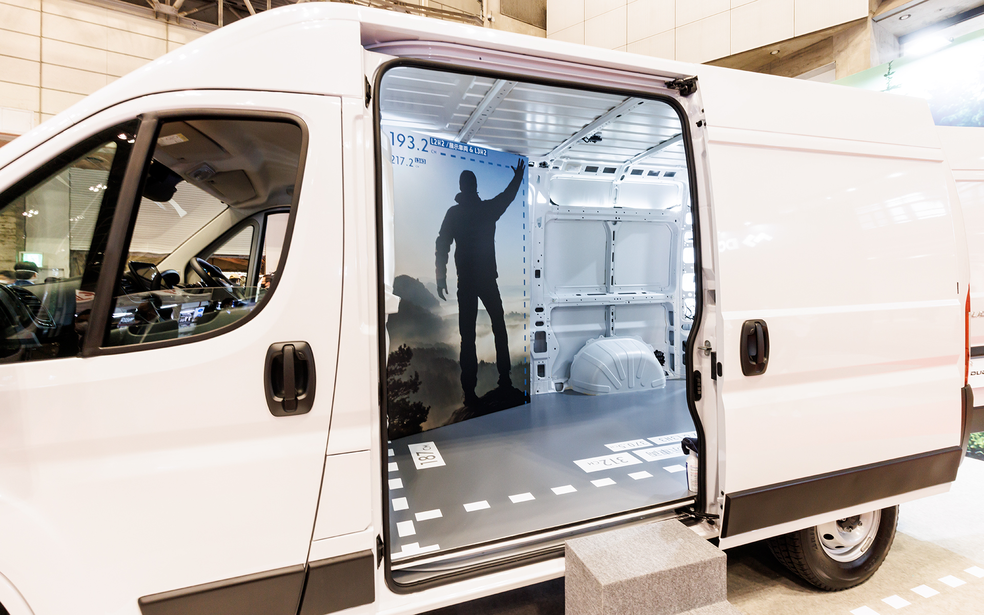 開口部の大きなスライドドアを装備