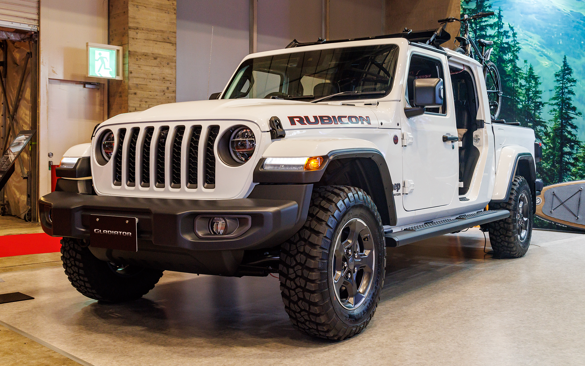 ボディサイズは5600×1930×1850mm（全長×全幅×全高）。ルーフとドアは取り外し可能となっている