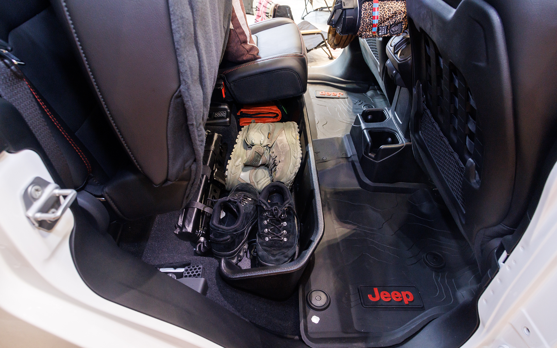 リアシート下は収納になっている