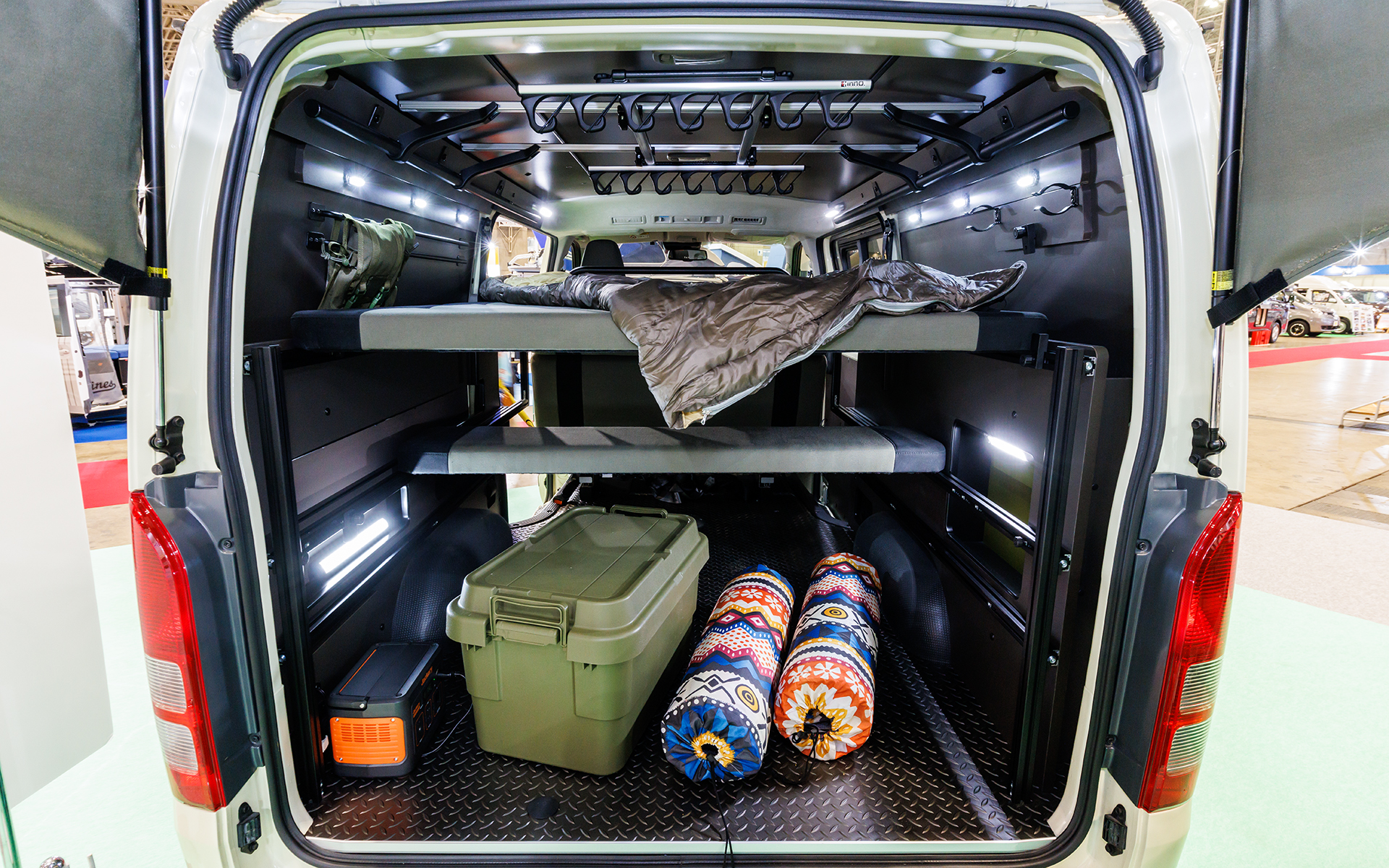 速水もこみちさんをイメージして制作されたキャンピングカー。同車についてバスフィッシングが趣味というだけに「休める場所がしっかりあるのがいいですね。男のロマン」とコメント