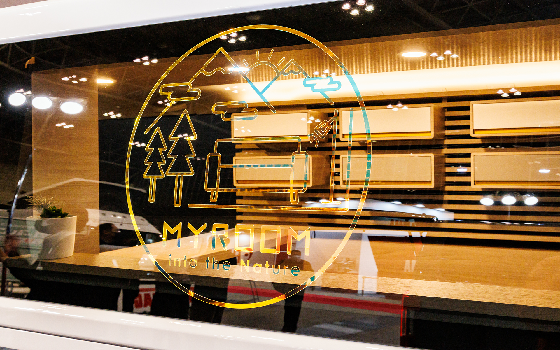 ウィンドウの車名ロゴは見る角度によって色が変わる