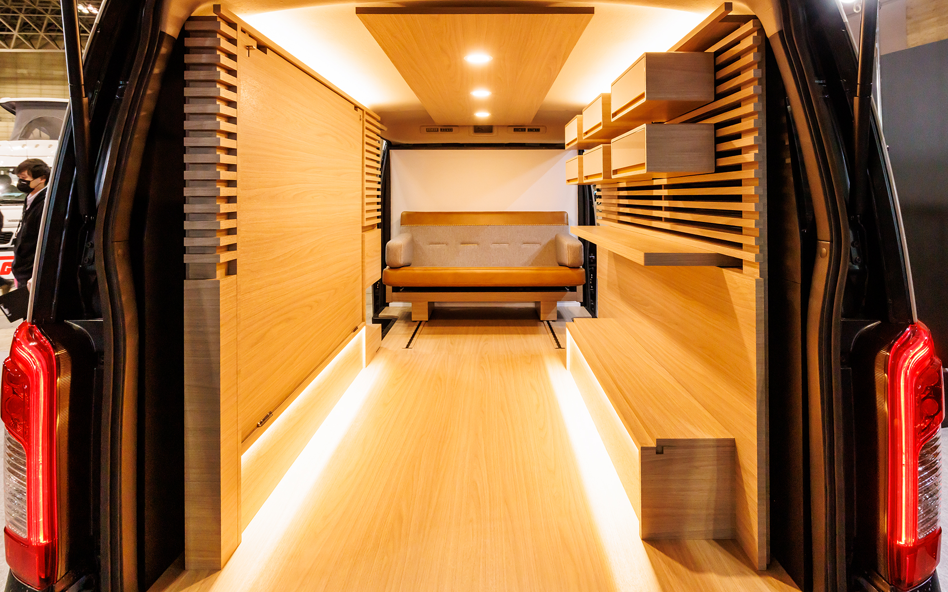 同社デザイナーによるインテリア。クルマには曲面が多く使われているが、部屋であることを重視して直線にこだわったという