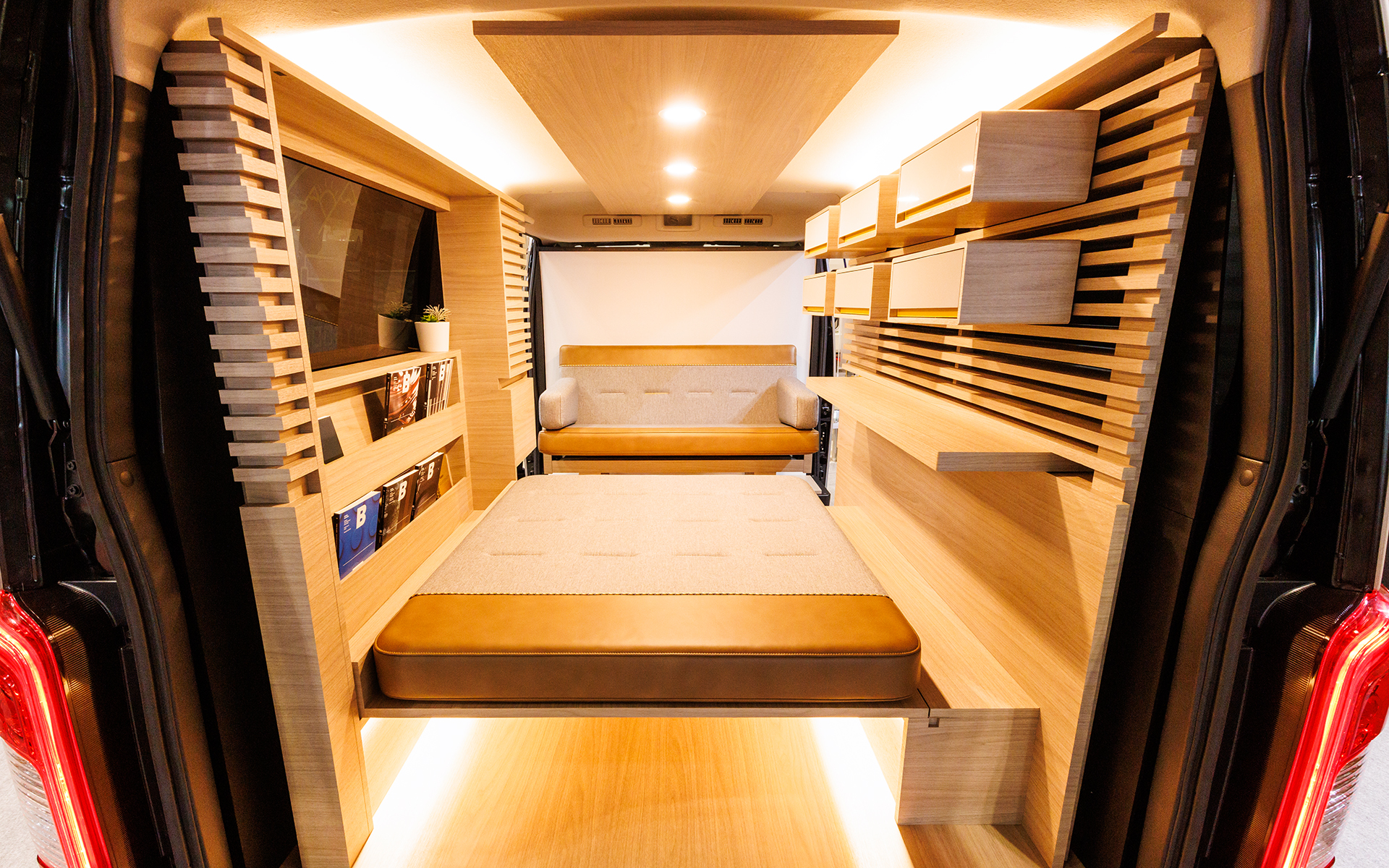 壁に収納されたベッドを引き出した状態。片手で展開、収納が可能