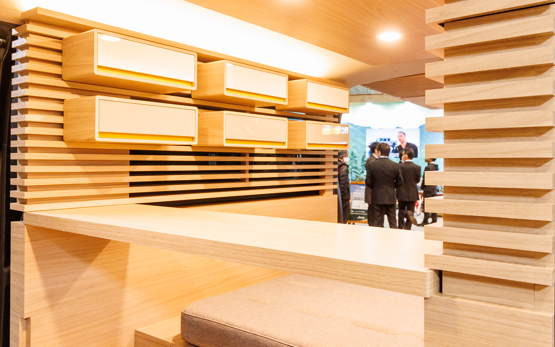 スイング式のテーブル。こちらも片手でOK