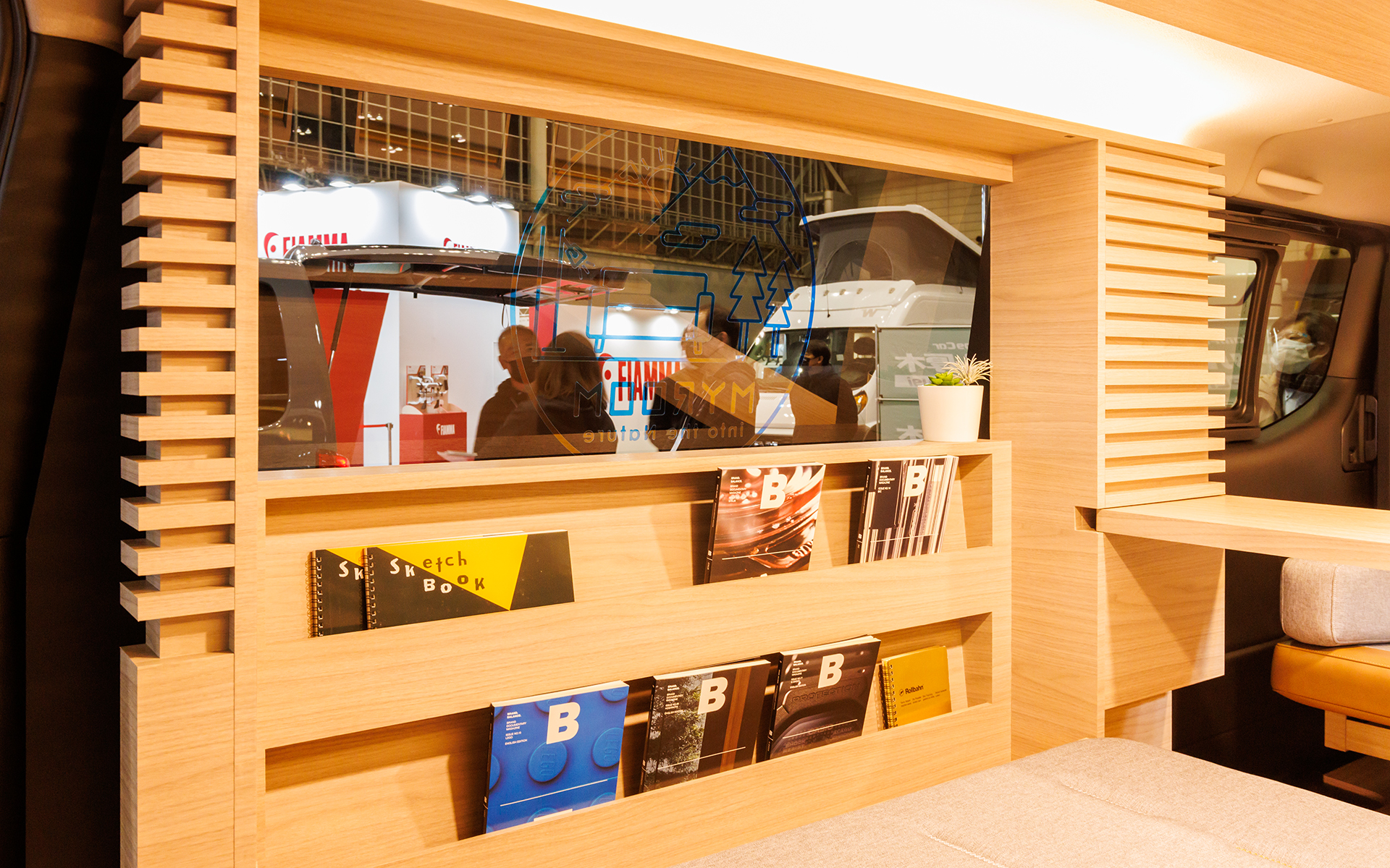 ベッド展開時には窓とマガジンラックにアクセスできる。「四角い窓」もコダわったポイントだという