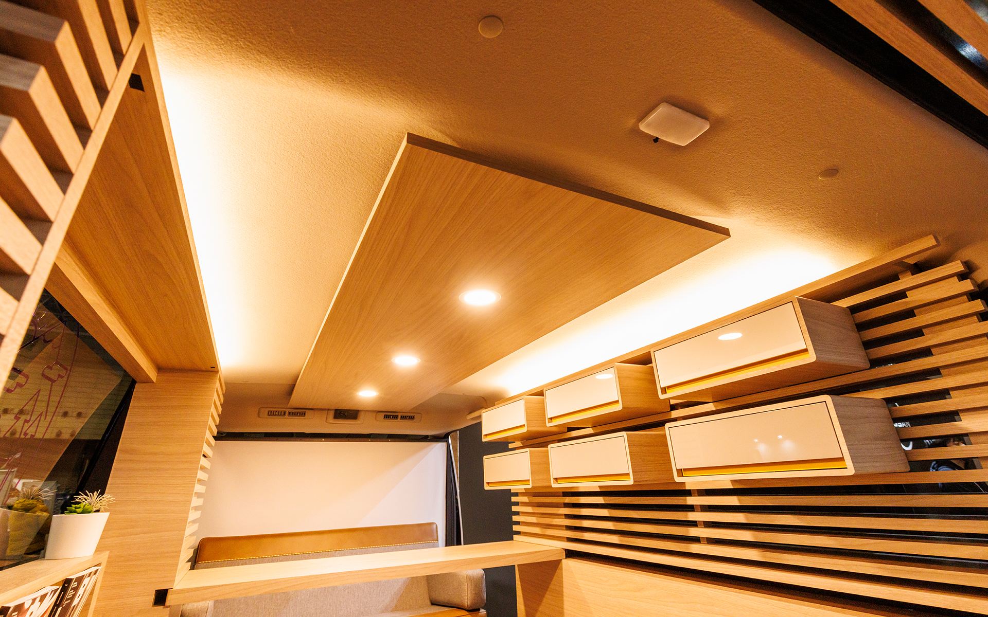 ダウンライトと間接照明の組み合わせることで部屋感をアップ