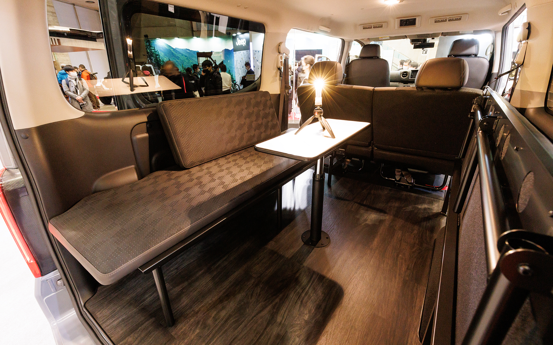 左右独立してベッド展開が可能。片側だけを展開すればソファーのような使い方ができる