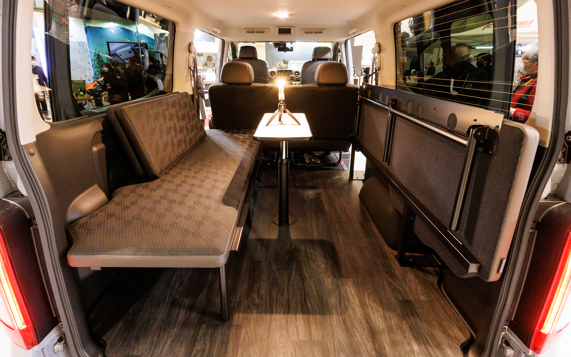 左右独立してベッド展開が可能。片側だけを展開すればソファーのような使い方ができる