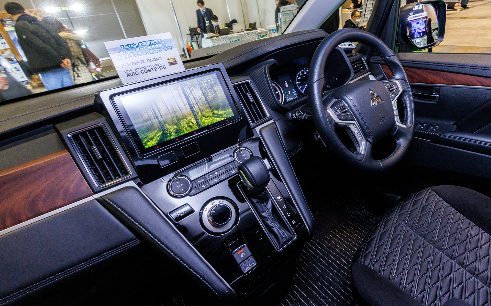展示車両にはサイバーナビや後席用モニターなどを装着