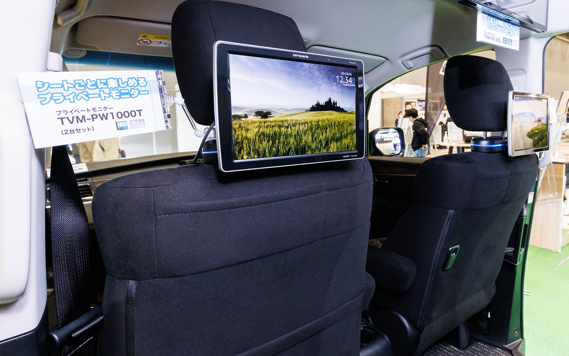 展示車両にはサイバーナビや後席用モニターなどを装着
