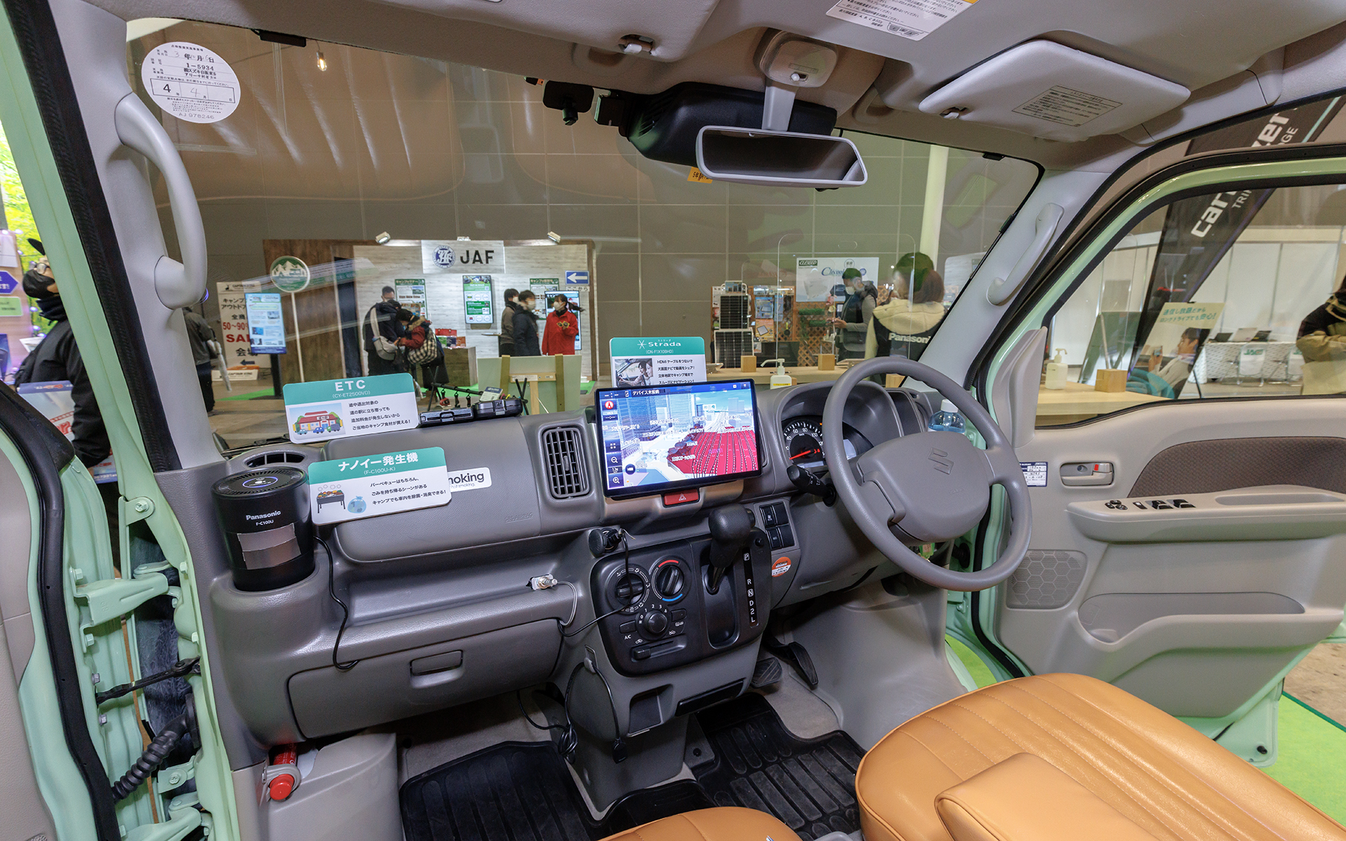 カーナビなどの同社製品を装着したキャンパー