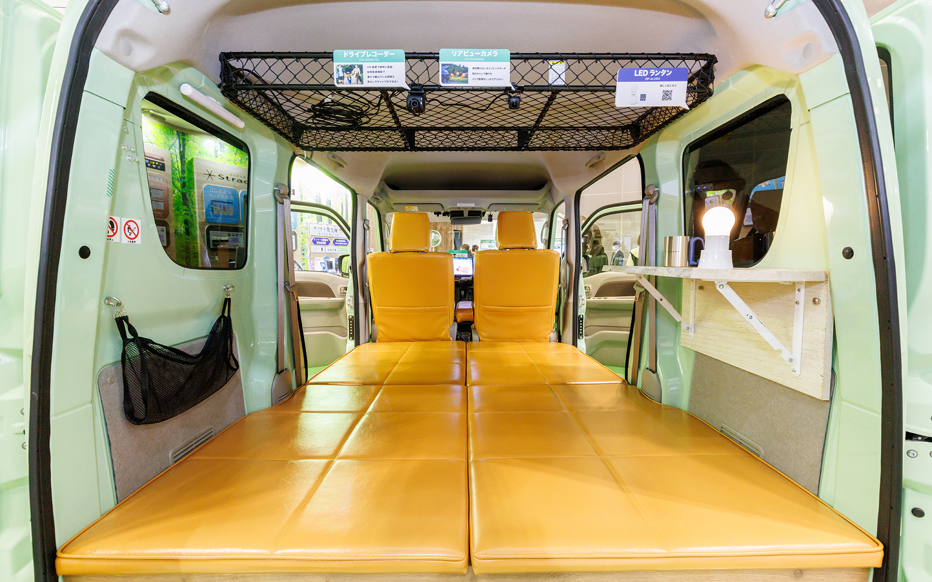 カーナビなどの同社製品を装着したキャンパー