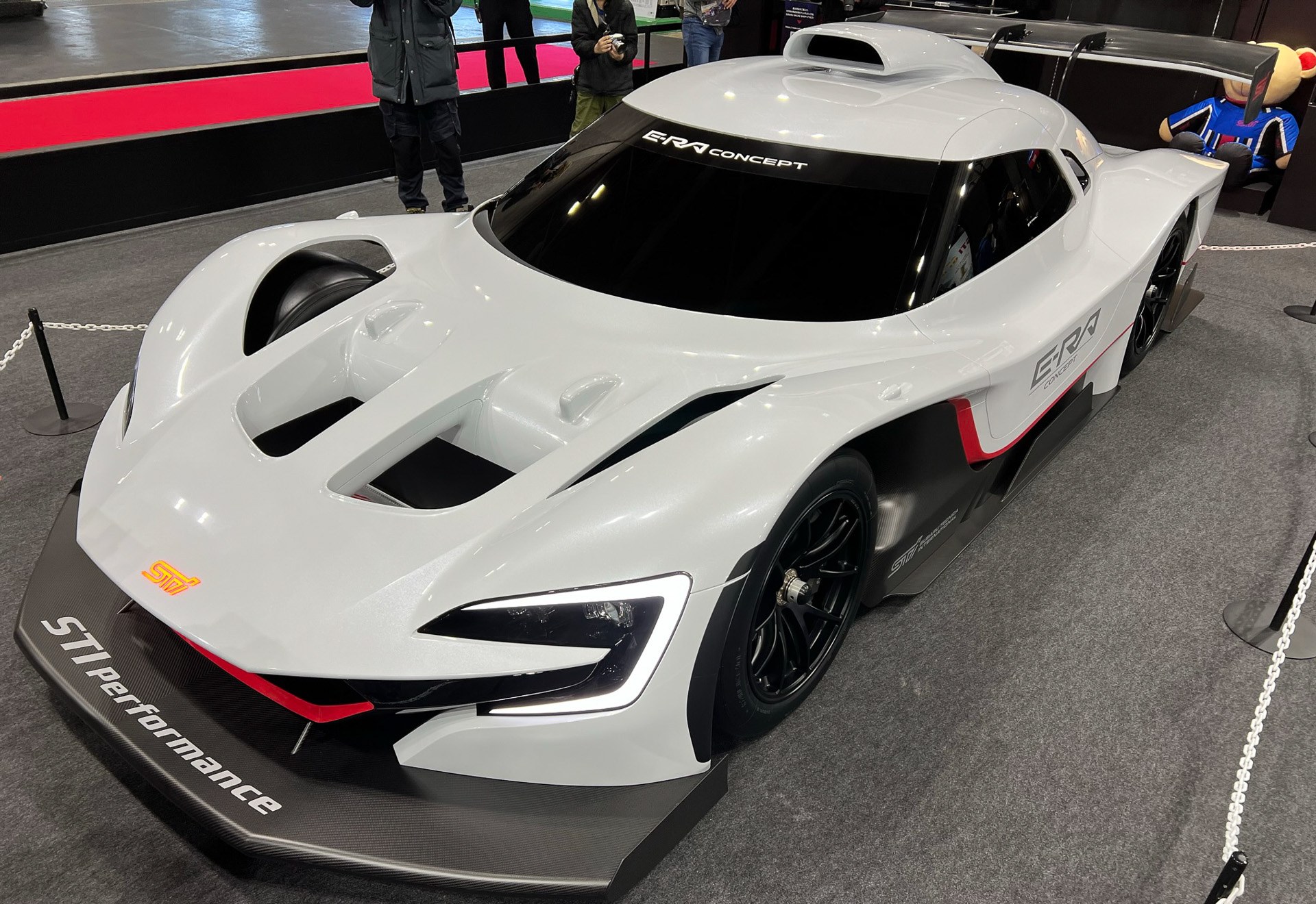 展示台に載っているコンセプトカーもかっこいいが、平置きのためキッズには撮影しやすかったようだ