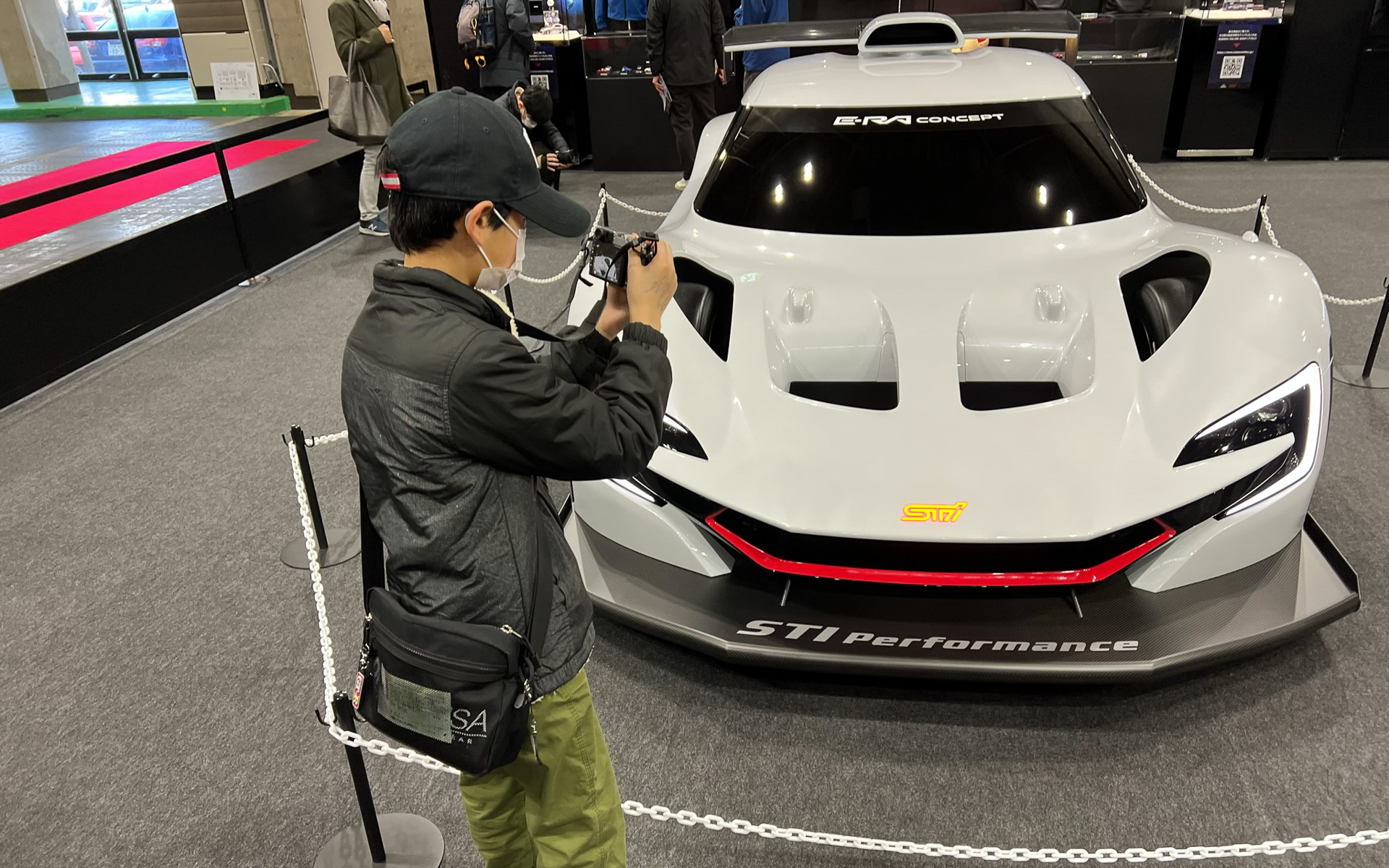 4モーター4輪独立トルクベクタリング式AWDの「STI E-RA コンセプト」。キッズが撮影中