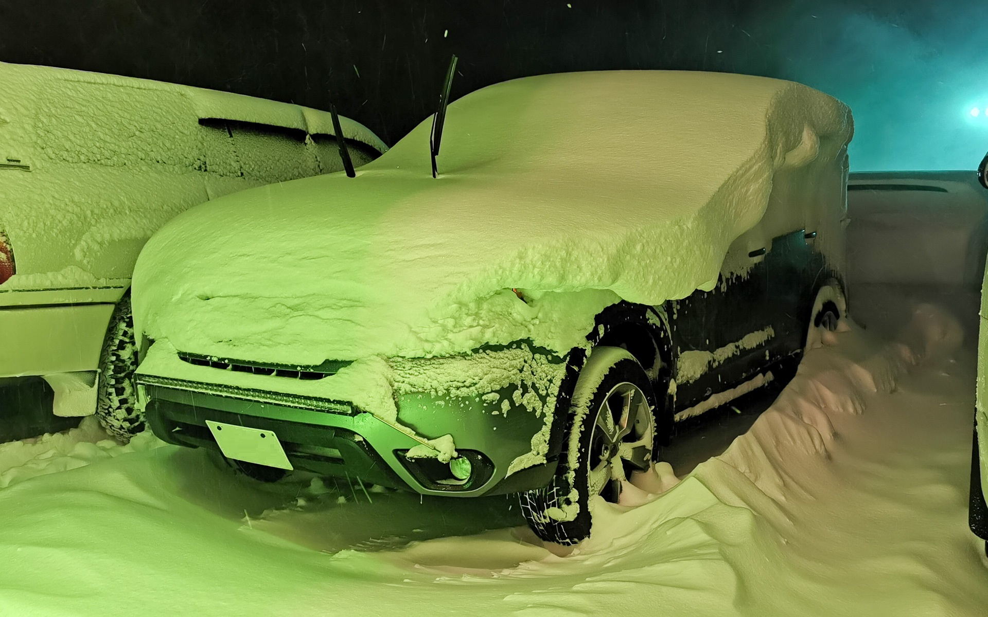 横風が強いため雪がクルマからはみ出して積もっていました