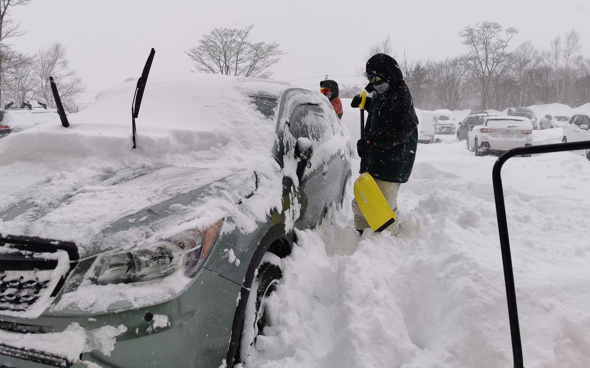 クルマの上に積もった雪が多く、降ろしたらタイヤまで埋まってしまいました
