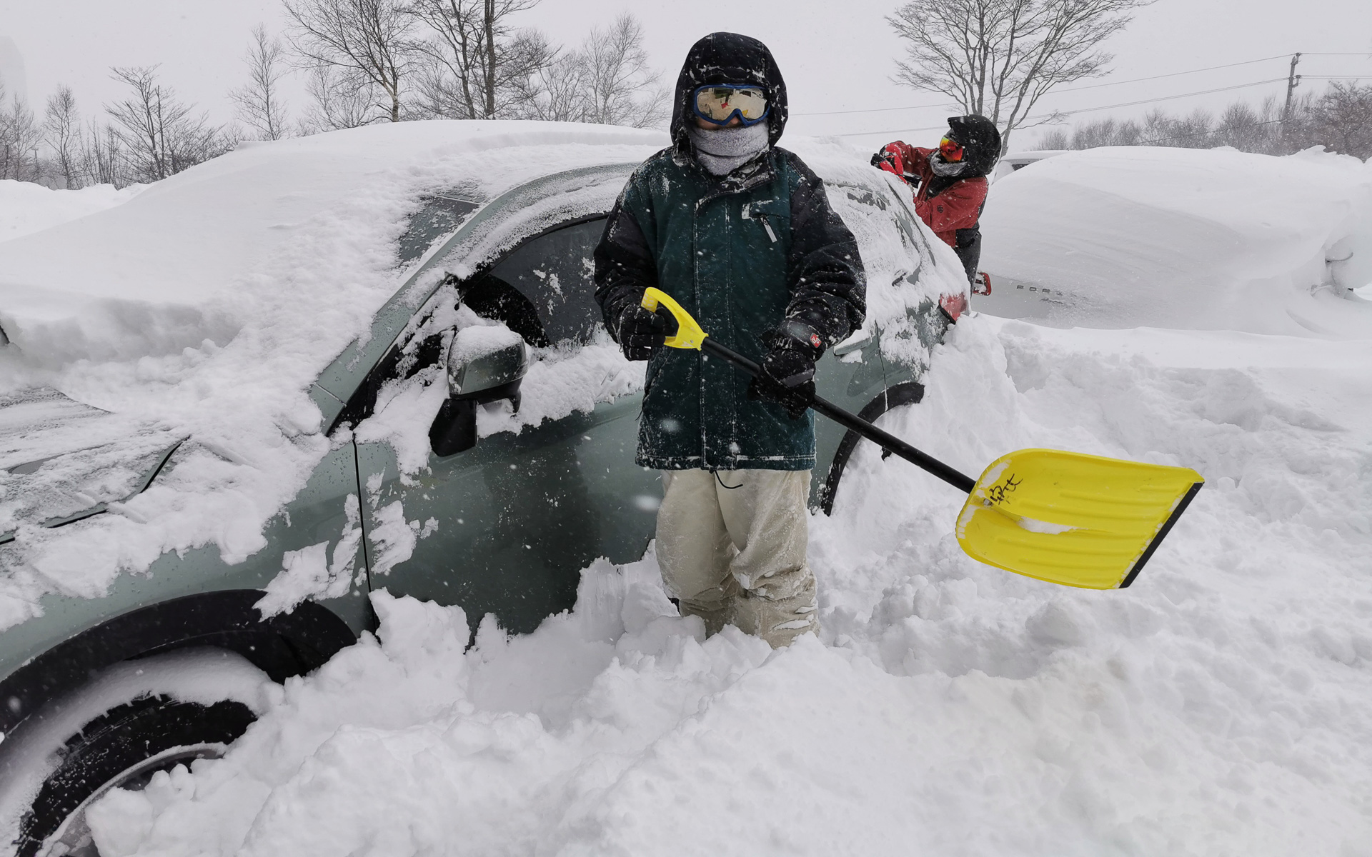 クルマの上に積もった雪が多く、降ろしたらタイヤまで埋まってしまいました