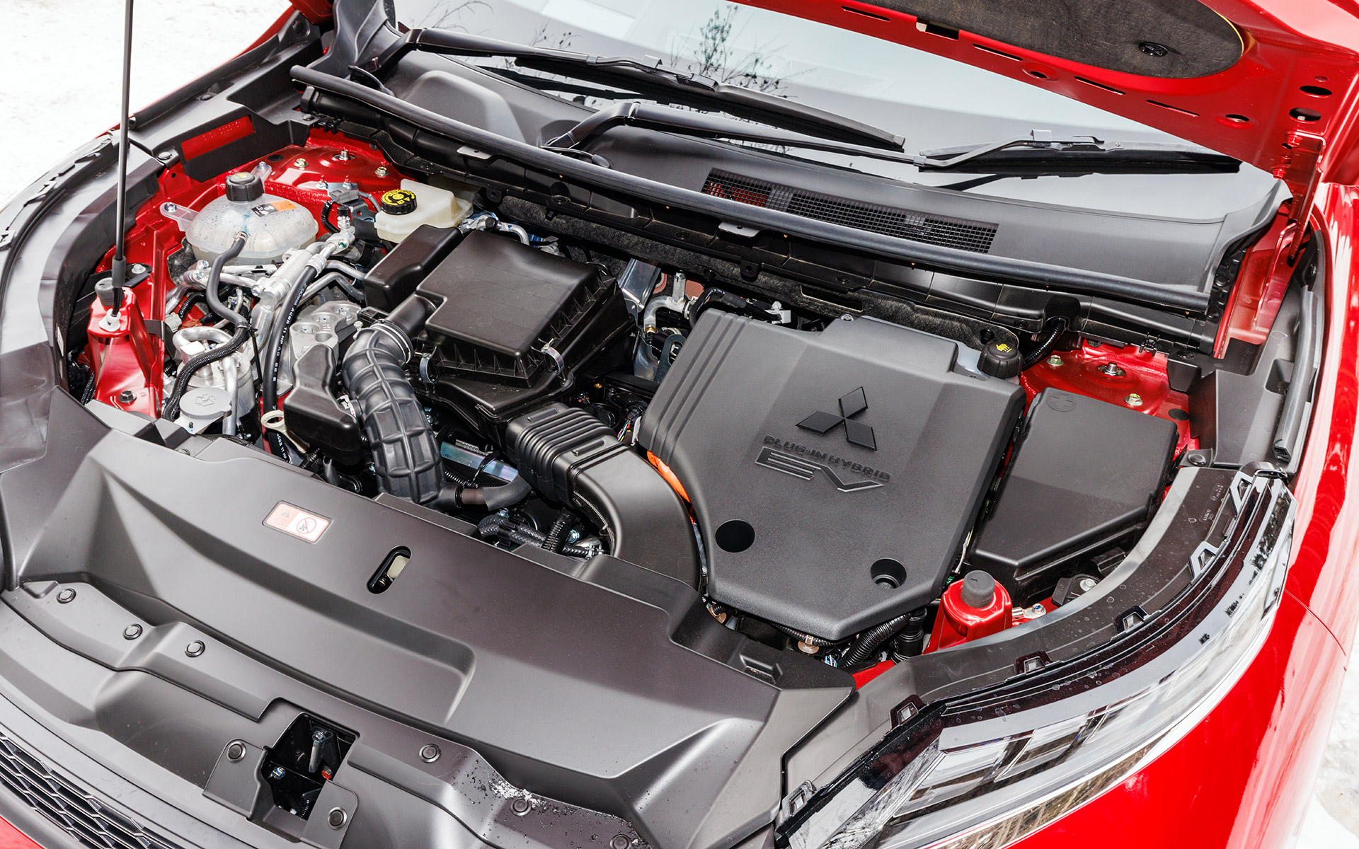 エンジンルーム。2.4リッターのパワフルなエンジンは、高い発電効率を生み出せるよう最適化されている