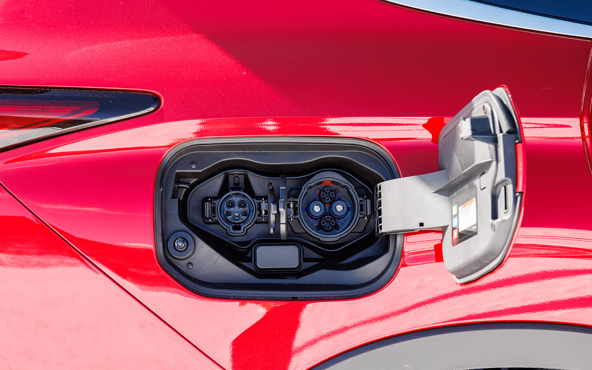 普通充電に加え、「CHAdeMO（チャデモ）」規格（右のコネクタ）の急速充電にも対応