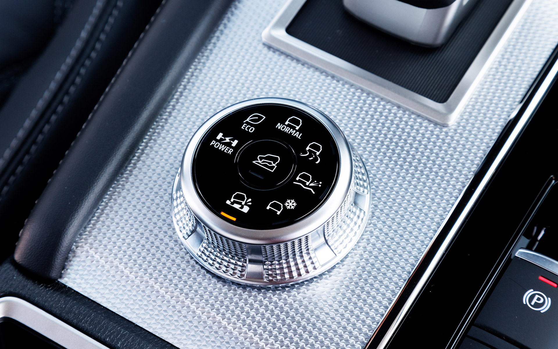 7種類の「ドライブモード」はダイヤル式スイッチで切り替える