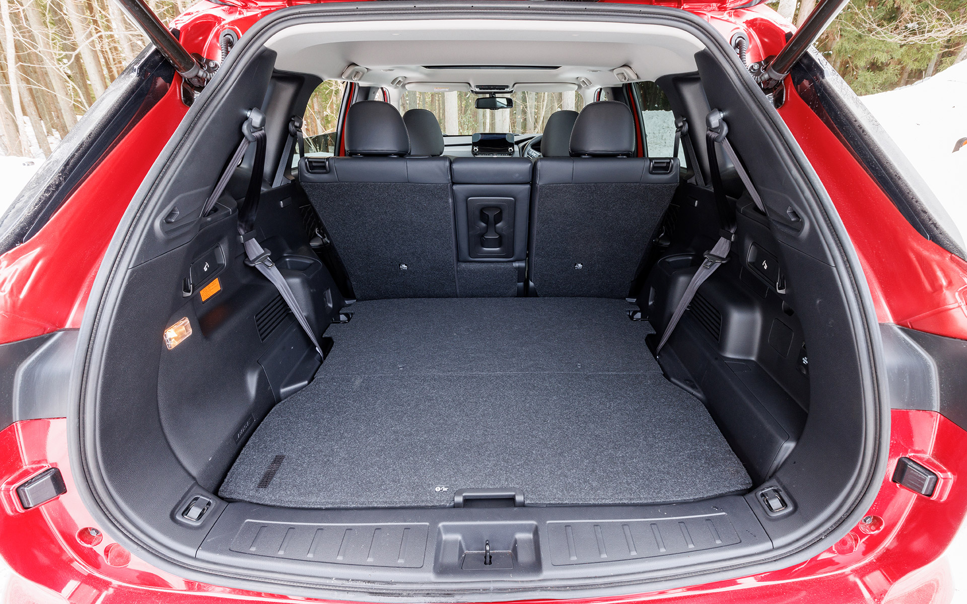 3列目シートはフロア下に収納可能。その分ラゲッジルームを広く取れる