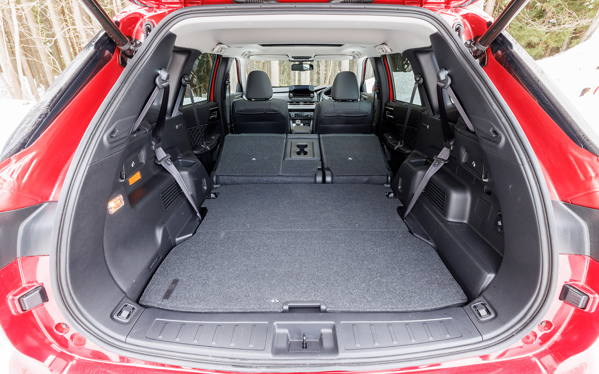 2列目シートも前に倒せば、さらに広々とした空間に