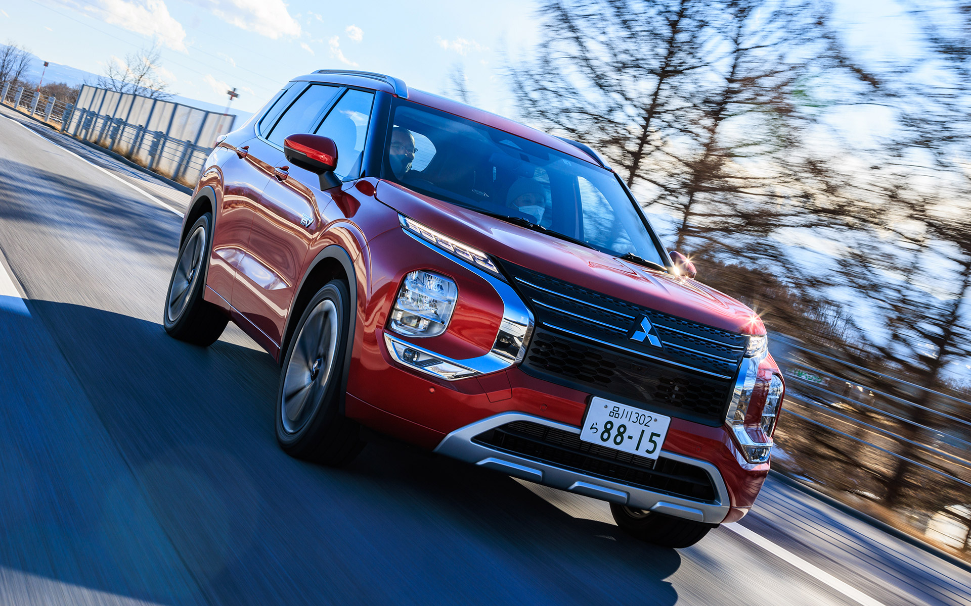 「NORMAL」モードでハイウェイ走行中の新型アウトランダーPHEV