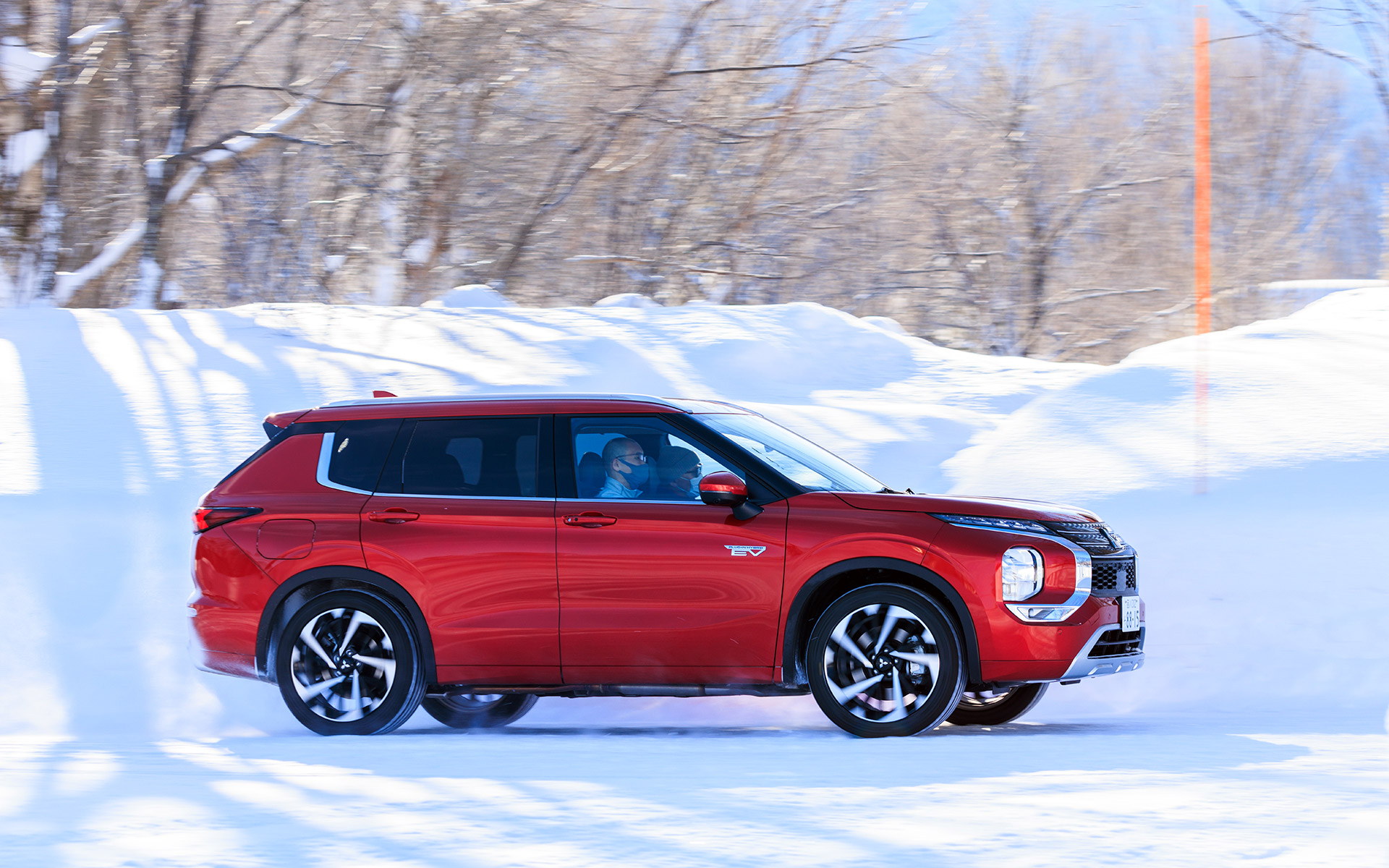 雪道がよく似合う新型アウトランダーPHEV。SUVでのドライブは楽しい