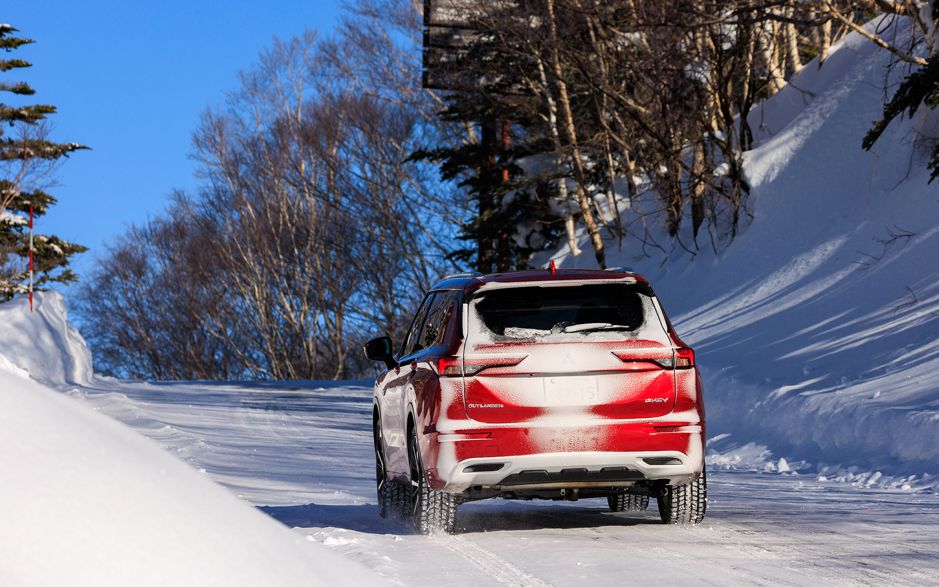 急な上り坂でも「SNOW」モードならタイヤを無駄に空転させることなく確実に前に進んでくれる