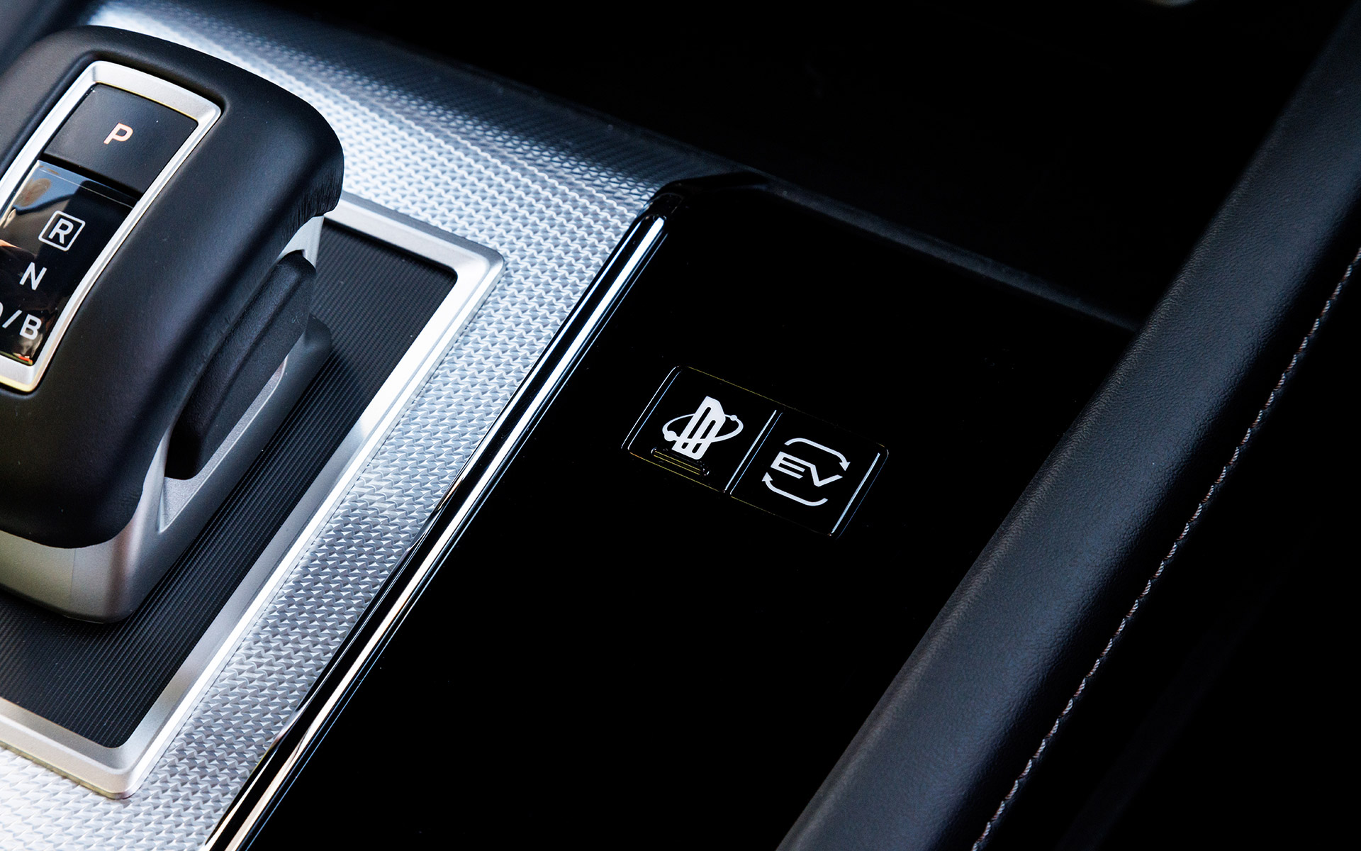 EV走行ボタンの左にあるのが、「イノベーティブペダル」のON/OFF切り替えボタン