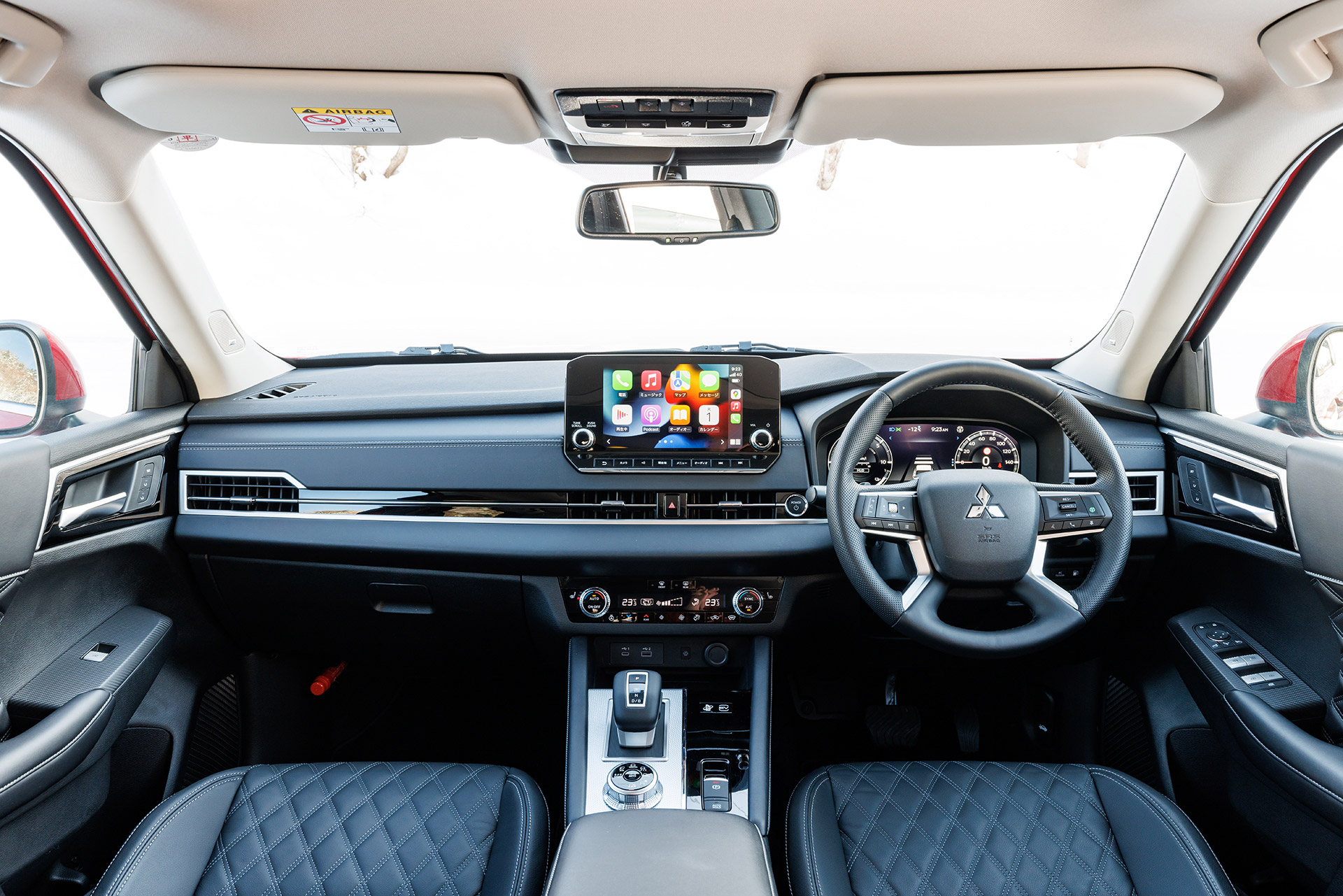 コクピットまわりには最新のデジタルデバイスがこれでもかというくらいに組み込まれている