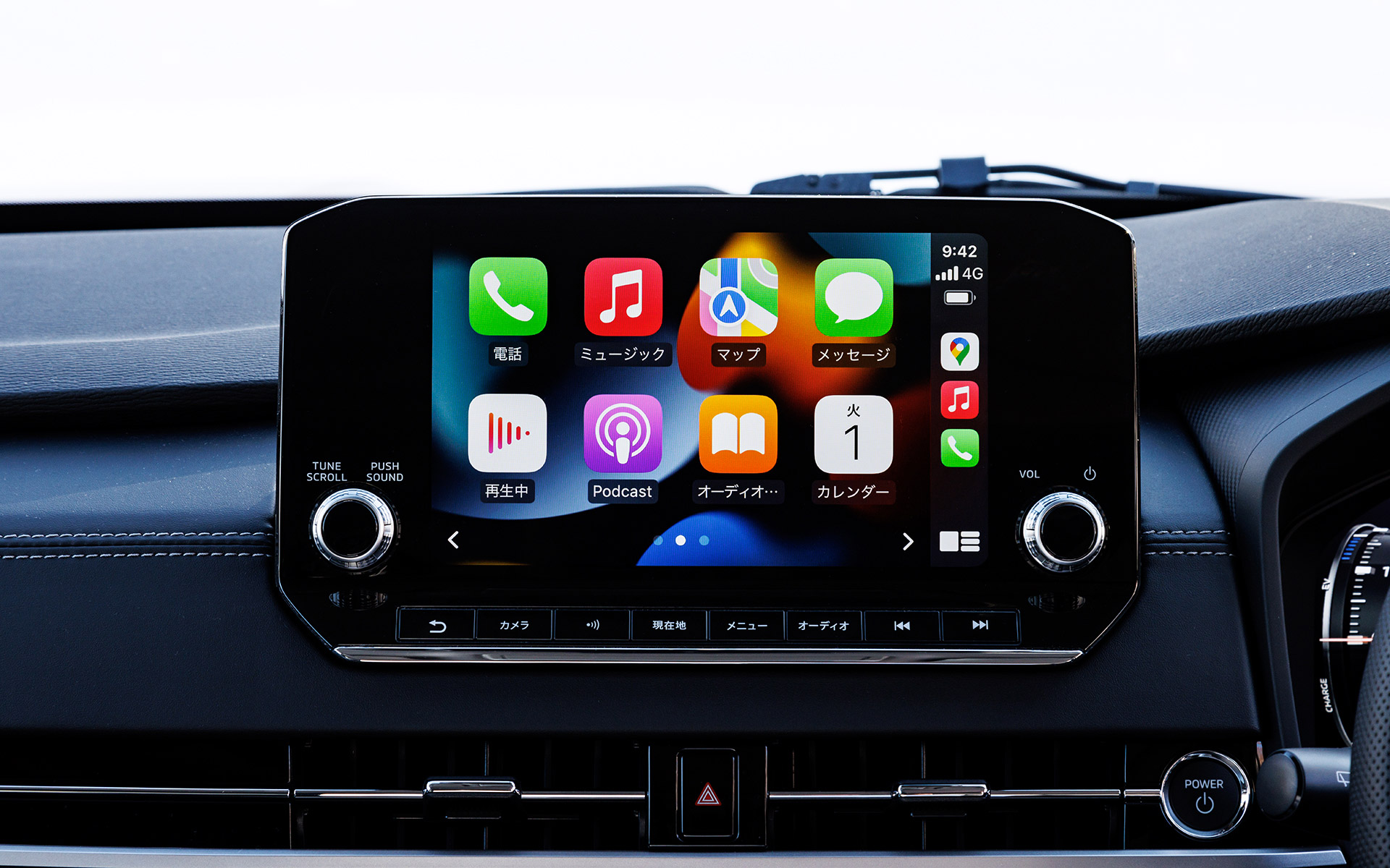 9型のカーナビはApple CarPlayやAndroid Autoにも対応。スマートフォンとの連携で用途は大きく広がる