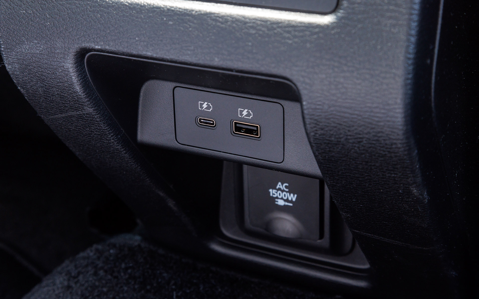 コンソールボックス後部に設けられたAC電源と、充電用のUSB Type-A、Type-Cポート