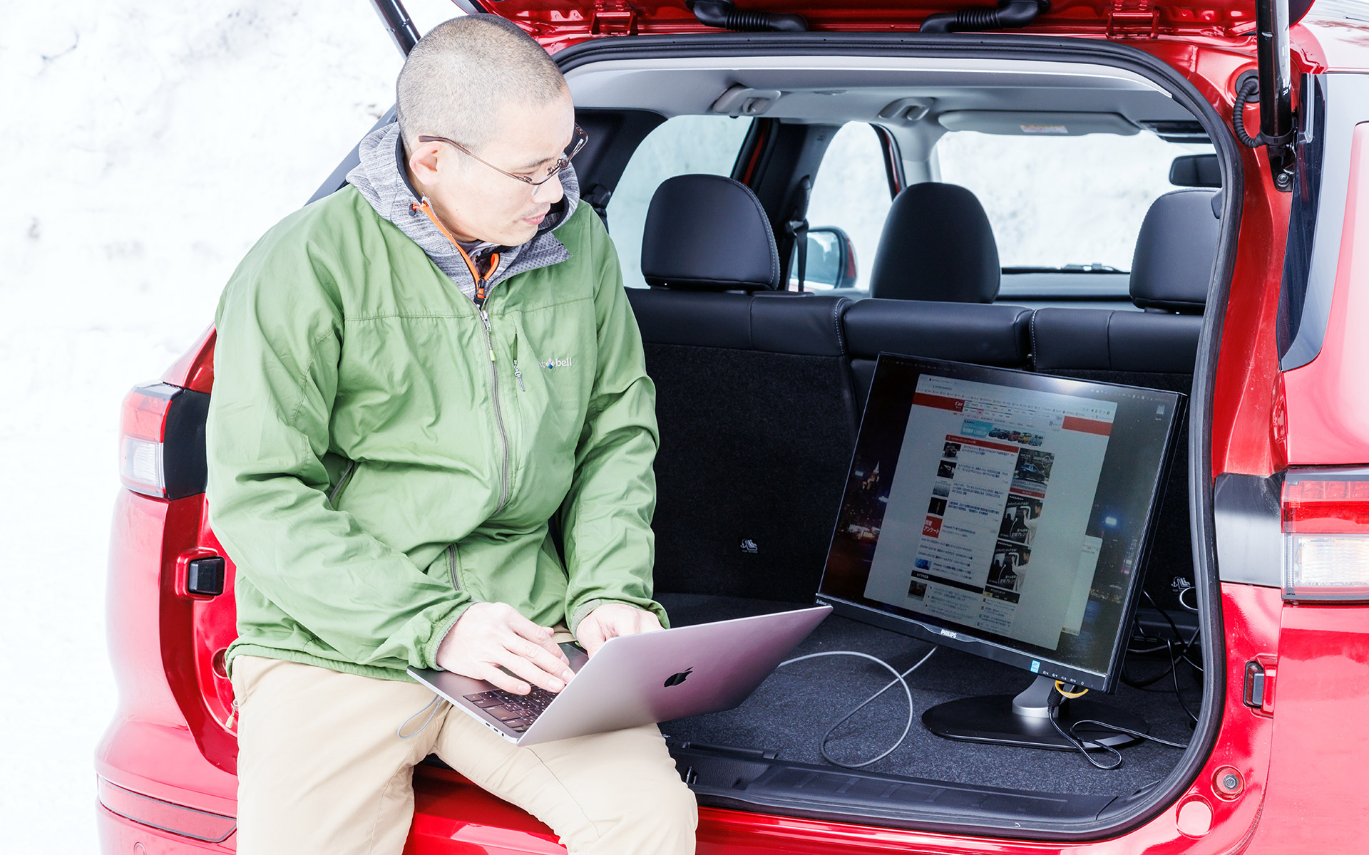 ラゲッジルームにもAC電源があり、大画面モニタをつないでマルチモニタ環境でワーケーションも可。ちなみに合計で1500Wなので、複数箇所のAC電源を使う際は、合算使用電力は確認しておきたい