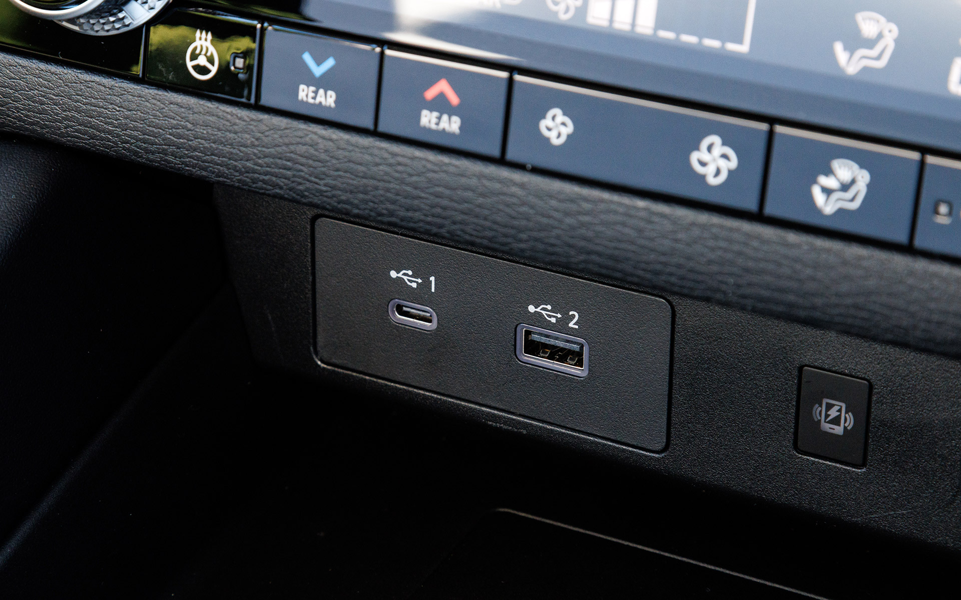 センターコンソール部にあるUSB Type-AとType-Cのポート