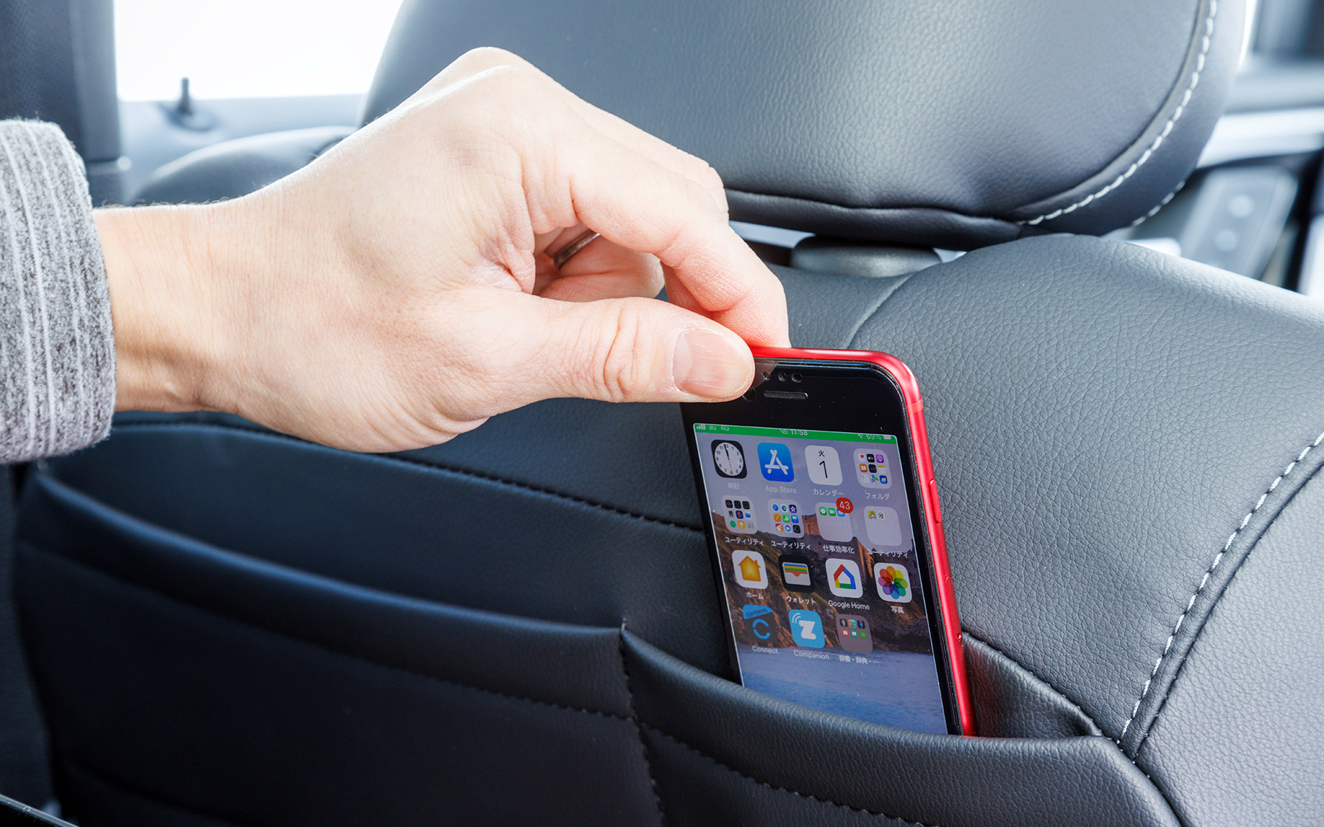 フロントシートの背面にはスマートフォンやタブレットの収納にちょうどいいポケットがある