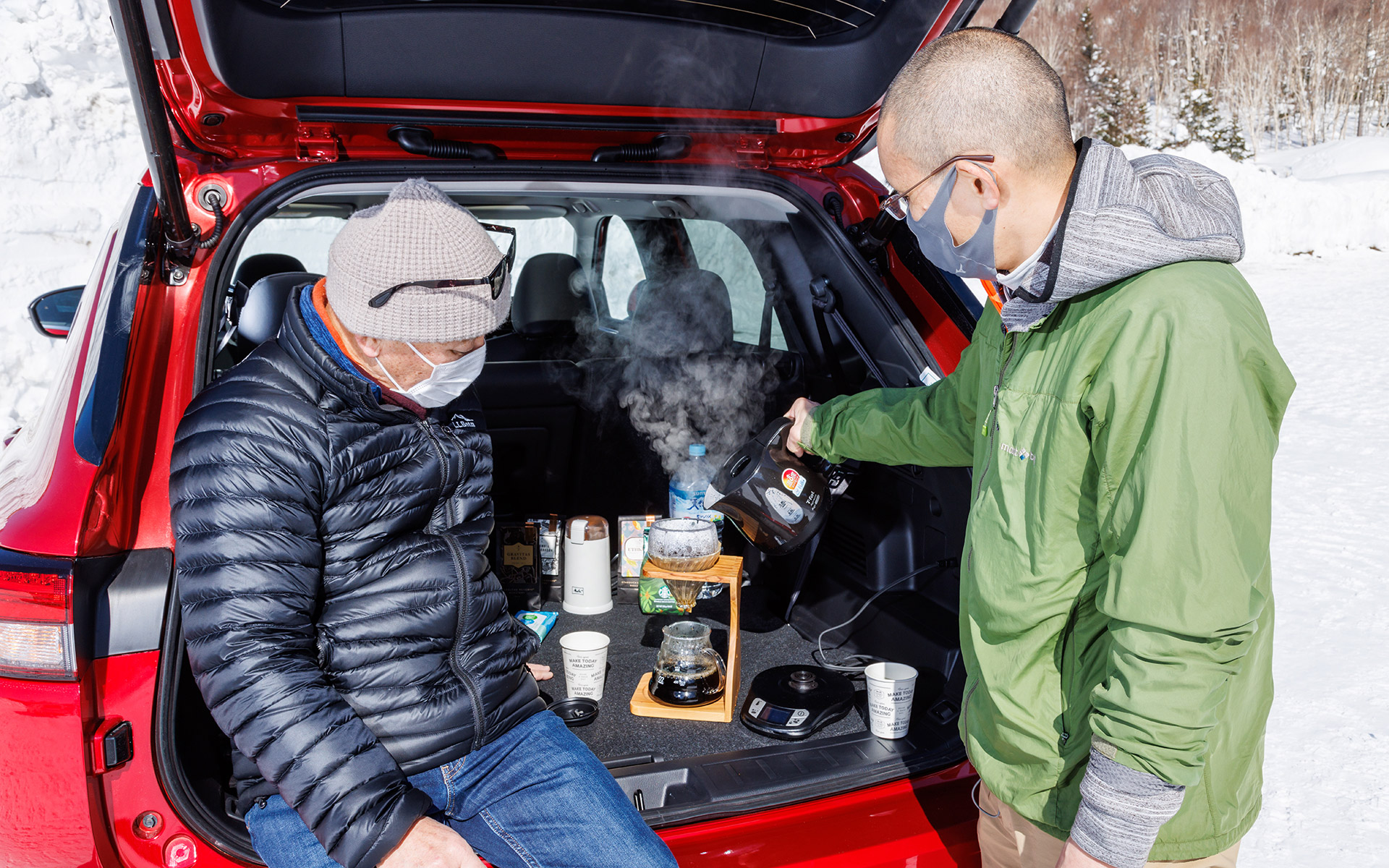 1500Wの電力供給力を活かし、電気ケトルでお湯を沸かしてコーヒーをドリップ