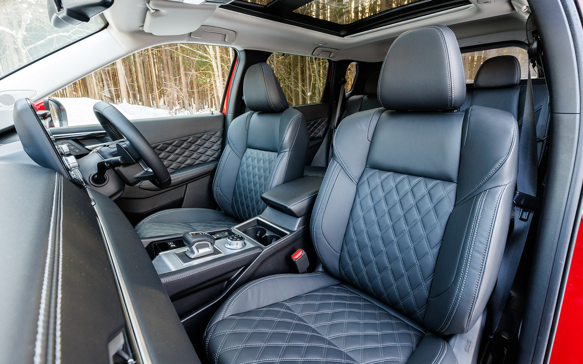 ロングドライブでも疲れの少なかったフロントシート。もちろん電動での調整式