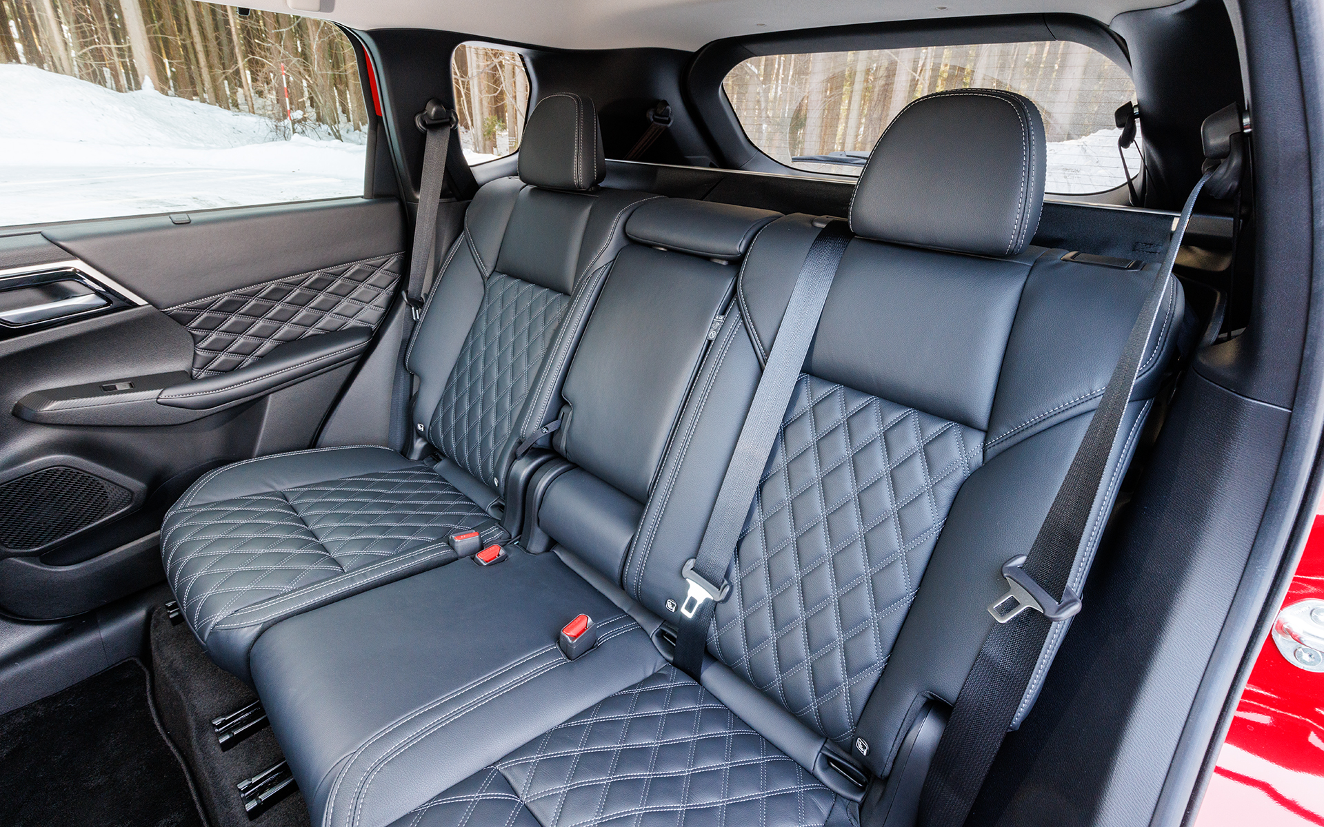 2列目シートもしっかりした作り。静かで振動をほとんど感じることがない、ロングドライブに適した空間を作り出している