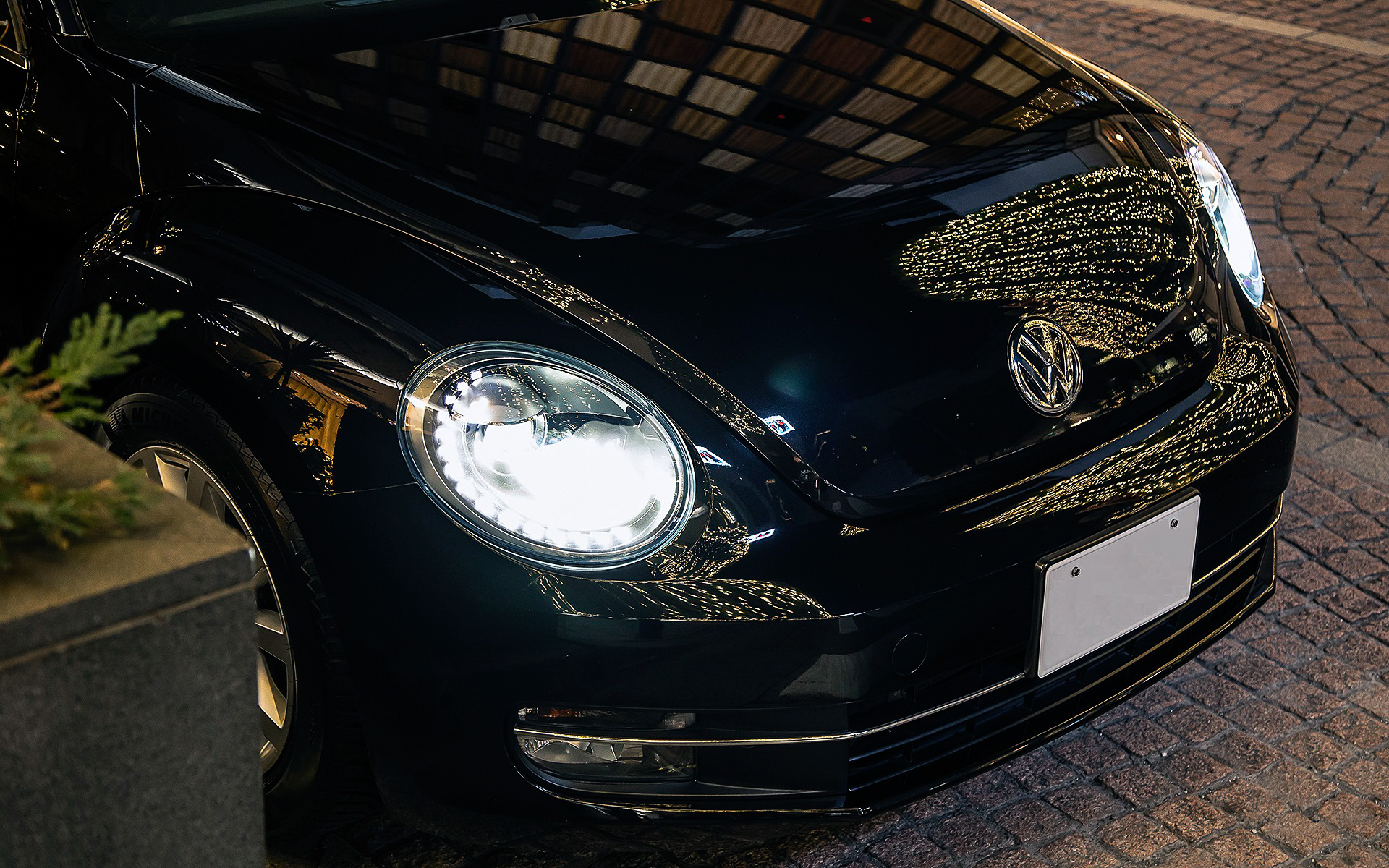 深みのある艶を得ることで見た目はずいぶんと変わるが、一般的なカスタマイズのように「なにかのパーツ」を変えたわけではないので、誰が見ても違和感はない。スマートにイメージアップさせたいと思うなら、プロガラスコーティングを施してみてはどうだろう