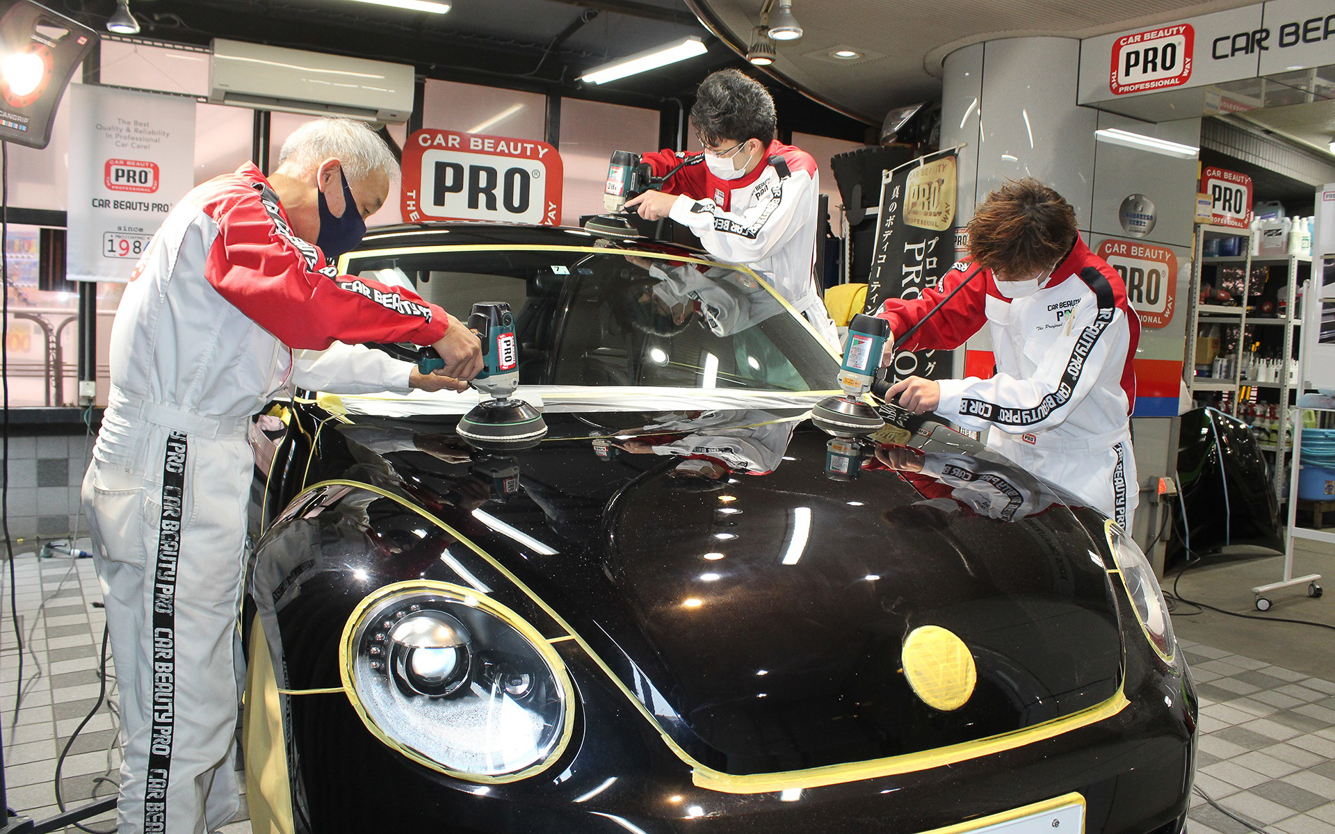 カービューティープロでは「新車は新車以上に、中古車は新車のように」という心構えで磨き作業を行なっていて、仕上がりもその言葉どおりのもの。プロガラスコーティングはパーツ交換をしないで見栄えを上げる異次元のドレスアップ手法といえる