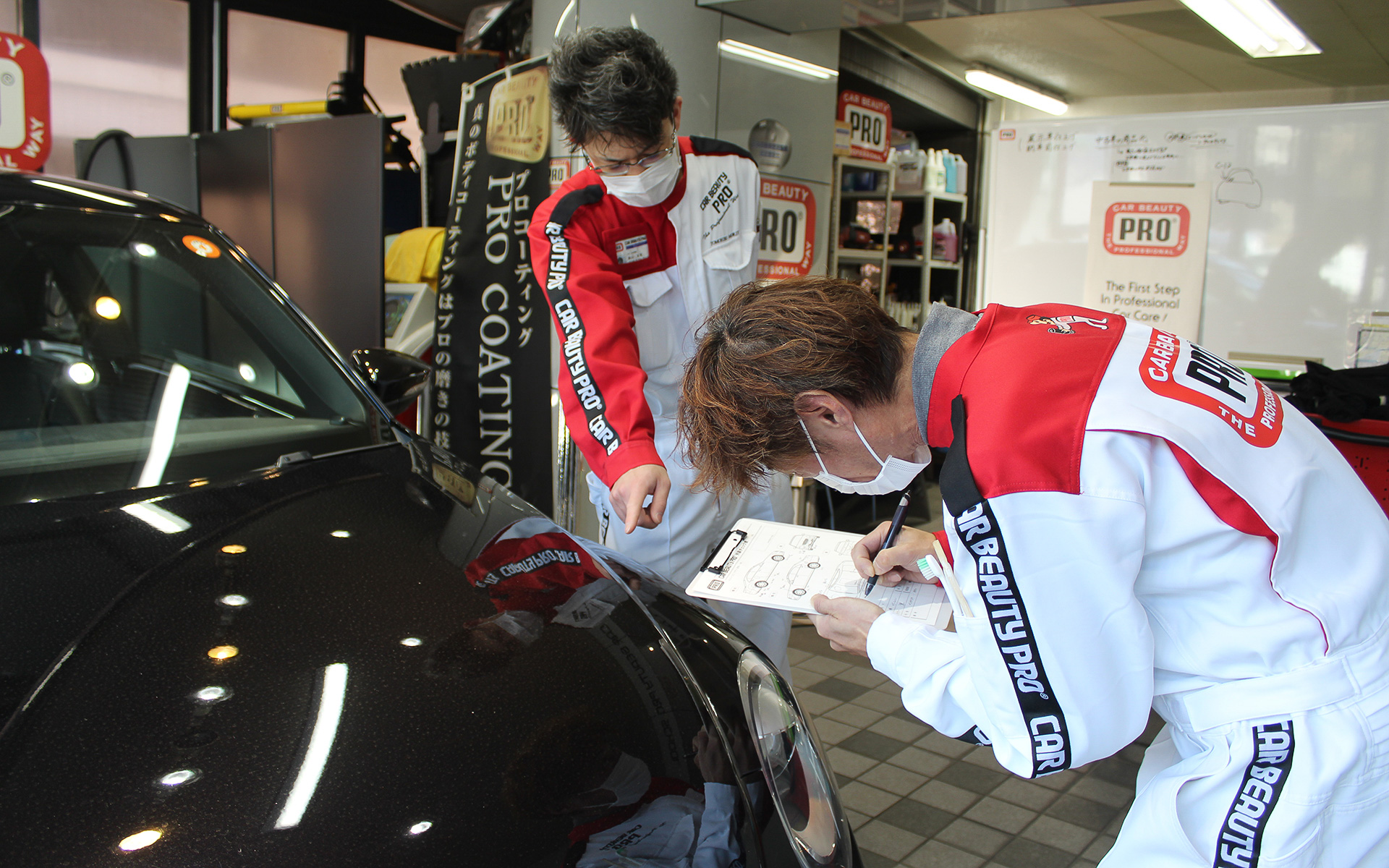 まずはボディチェックという工程。目視や触診で塗装の状態を細かくチェックしていく