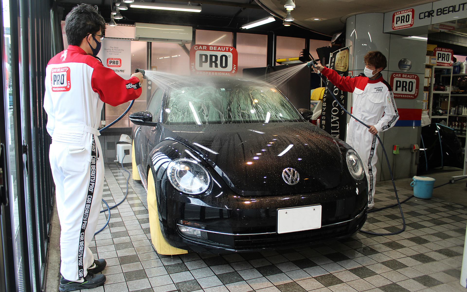 次に洗車。たっぷりの流水をかけて表面のホコリなどを洗い流す