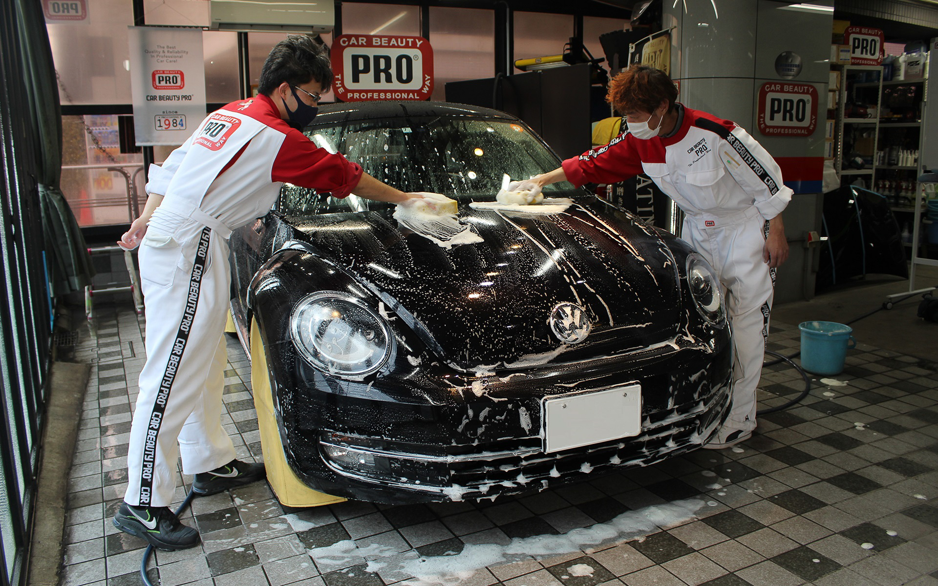 洗うときは力を入れず「泡で洗うイメージ」で手を動かす。また、洗車時はボディへの傷つけ防止のため、作業者は身体がボディに触れないように配慮している