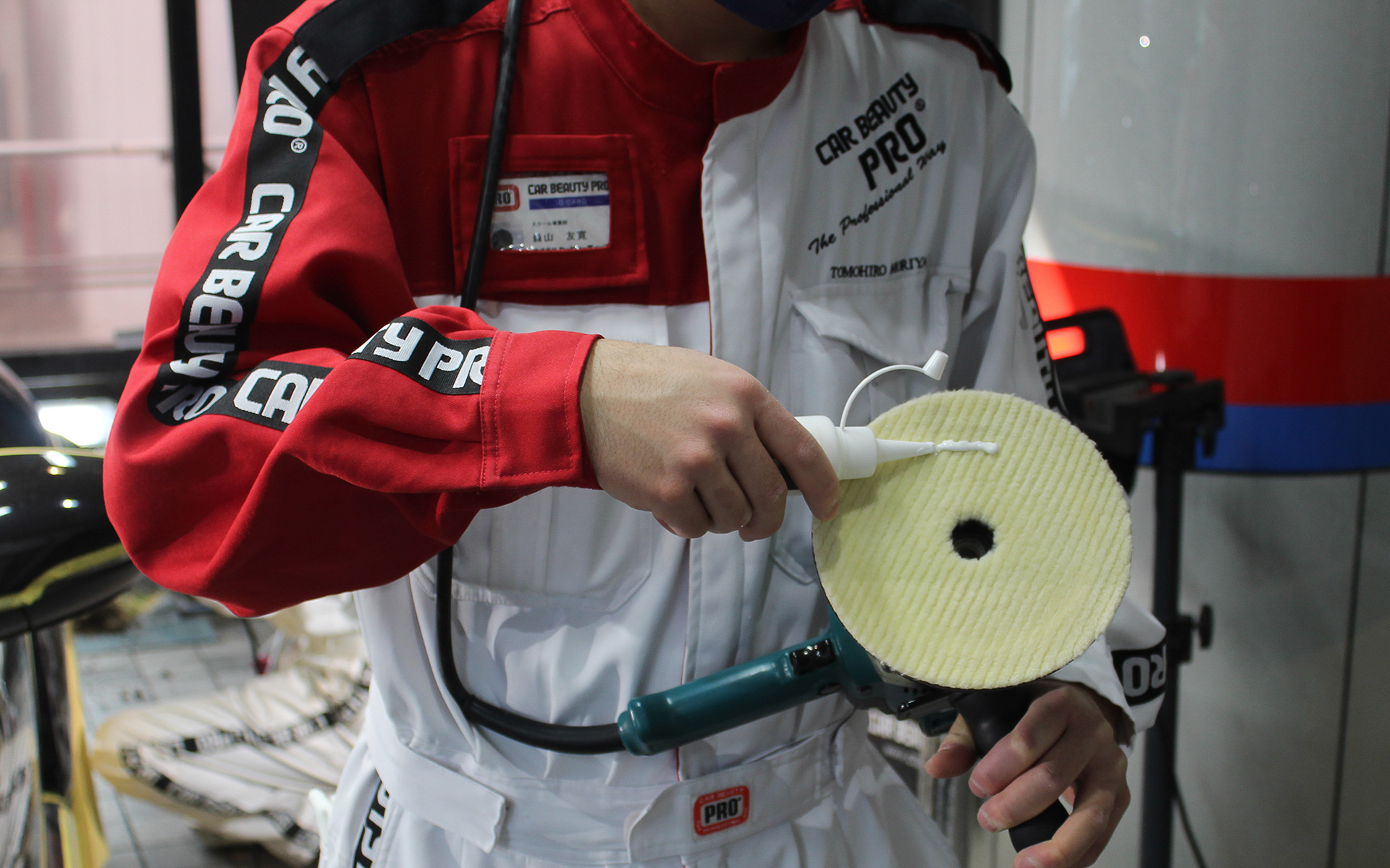 バフと呼ばれるウールやスポンジが貼られた研磨道具に研磨剤を適量塗る。研磨剤の塗り方にもノウハウがあるほか、研磨剤ごとにバフはキレイなものに付け替えている