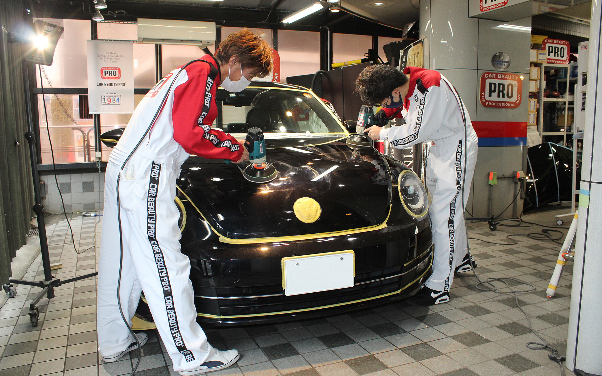 バフを当てる角度や当てるときの力具合、それに摩擦面の温度コントロールなども考慮しながら磨くのが、今のクルマのための磨きの技。見た目には分かりにくいが非常に高度なテクニックだ