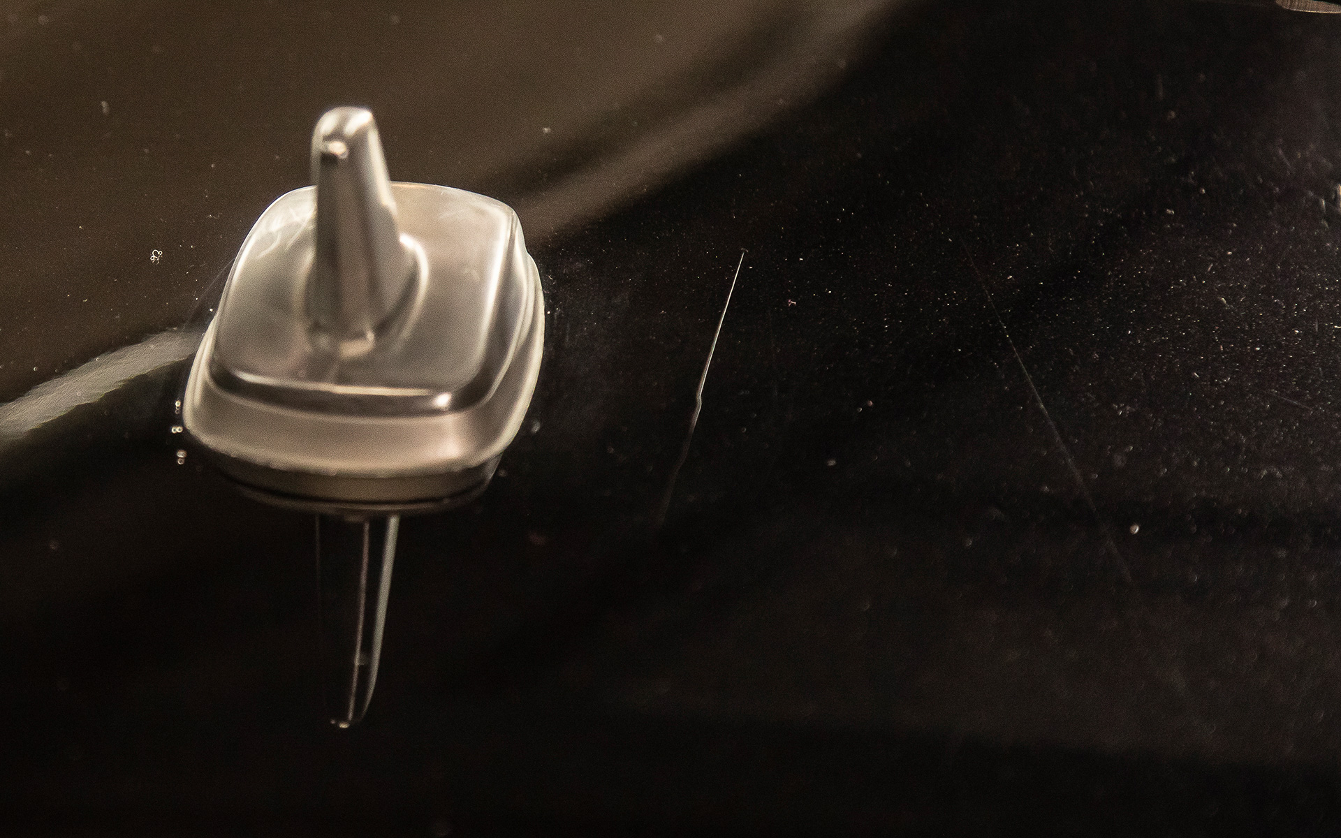 少し深い傷を消すこともできるが、塗膜が薄いのでやりすぎると塗膜が薄くなりすぎて次に磨くことができなくなる。それではクルマの価値にも影響するのでカービューティープロではそこまで考えて施工をしている