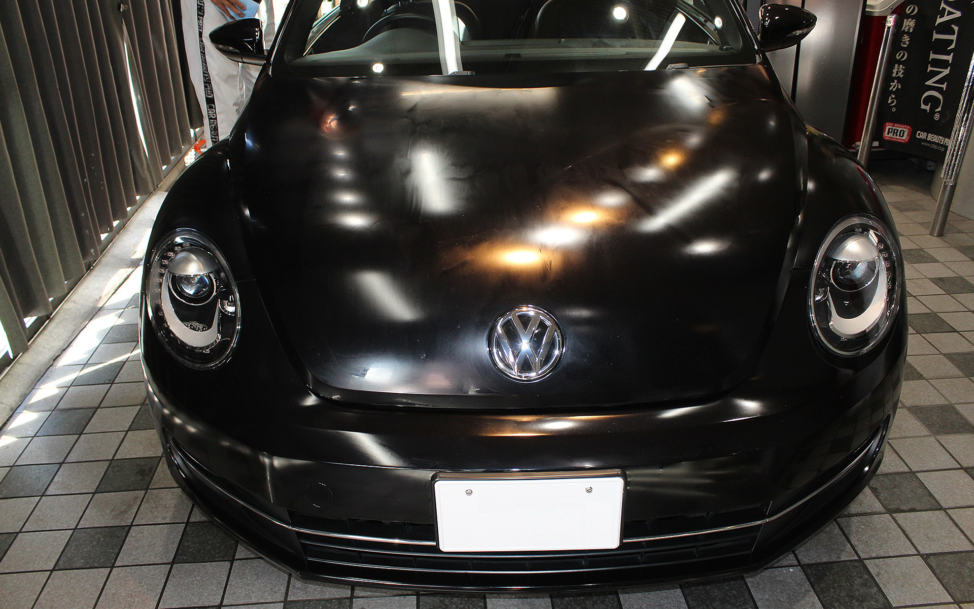 プロフェッショナルペイントシーラントを乾燥させる工程。施工中から作業場にホコリが入らないようするのはもちろんのこと、ホコリを立てないように作業者のまわりを不用意に歩かないようにしている